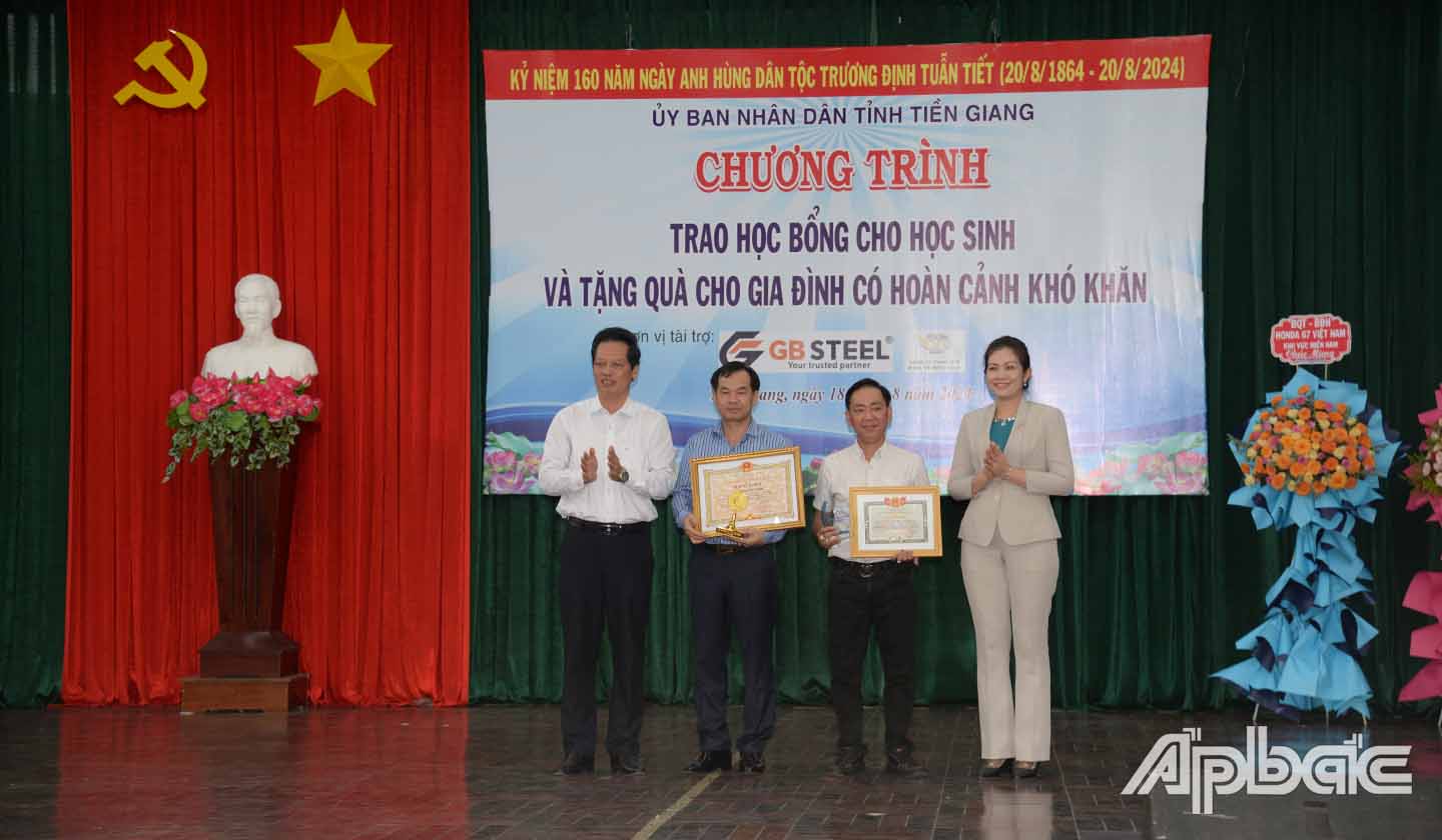 Dịp này, UBND tỉnh đã tặng bằng khen cho Công ty TNHH Thép Thông Minh Toàn Cầu và Sở VH-TT&DL tặng giấy khen cho Công ty TNHH MTV Bánh mì Hồng Ngọc/