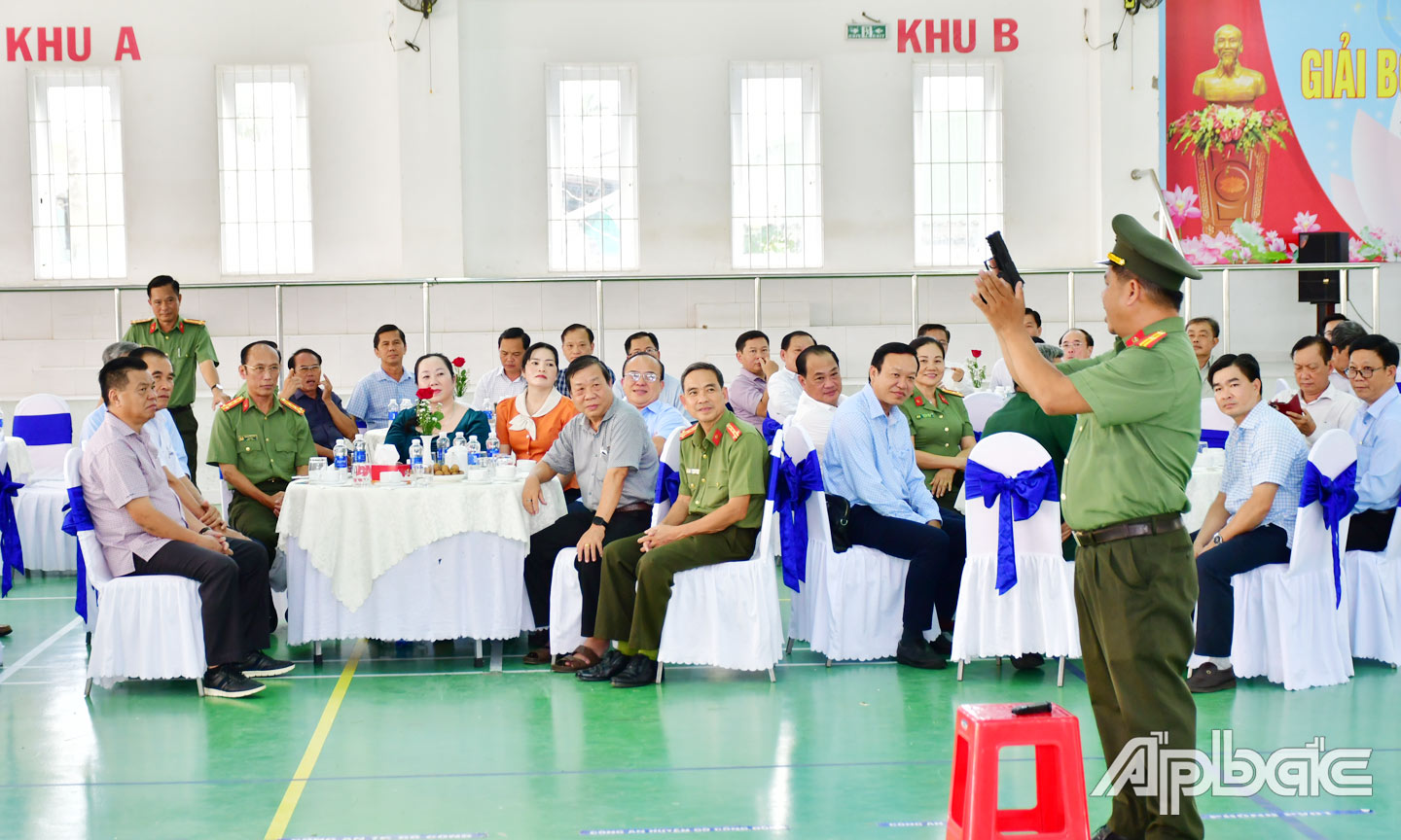  Đại biểu tham dự buổi gặp mặt lãnh đạo và cán bộ chủ chốt, tham quan hoạt động huấn luyện chiến đấu của Công an tỉnh và tham gia thực hành bắn đạn thật. 				                                                     Ảnh: Trọng Tín