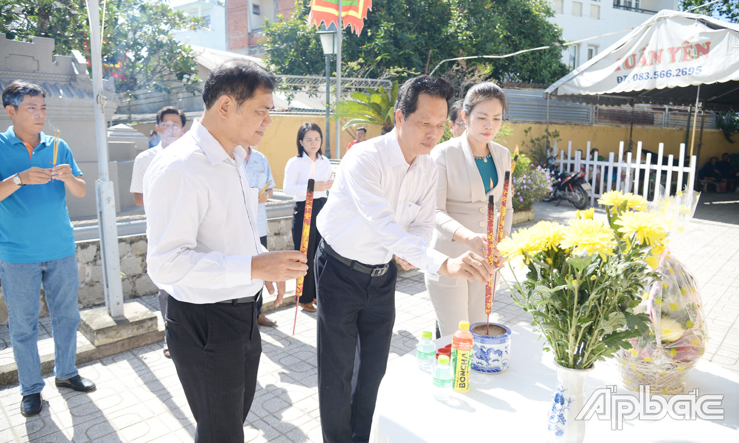 Phó Chủ tịch UBND tỉnh Nguyễn Thành Diệu cùng lãnh đạo các sở, ngành và địa phương thực hiện nghi thức thượng bảng Di tích quốc gia đặc biệt  tại Đền thờ AHDT Trương Định (TP. Gò Công).