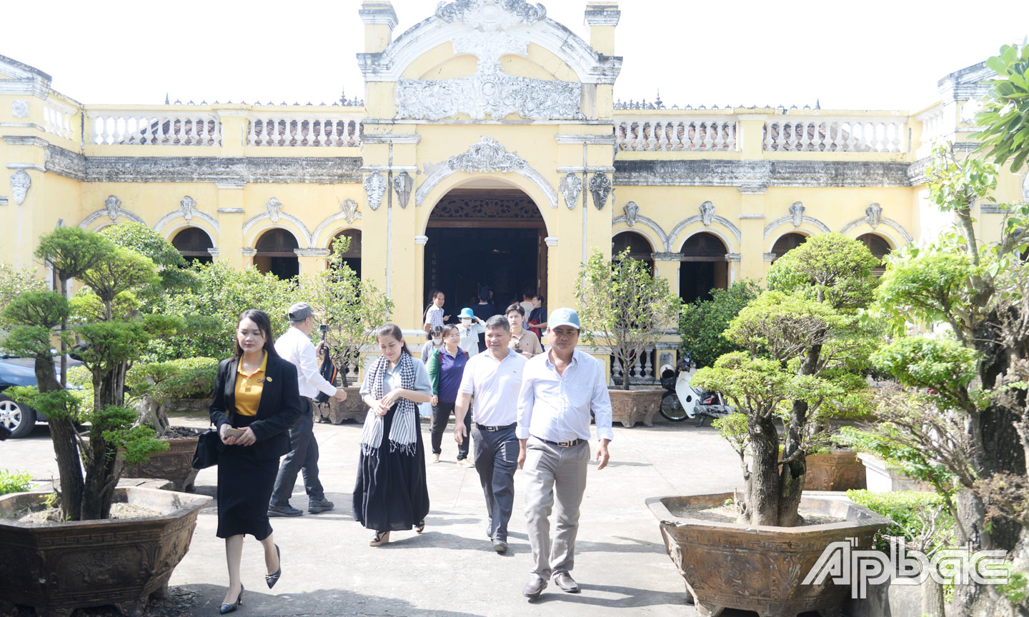  Ngày 17-8, Sở Văn hóa - Thể thao và Du lịch tổ chức Chương trình “Khám phá vùng đất xứ Gò”  với sự tham gia của các doanh nghiệp du lịch, lữ hành trong và ngoài tỉnh.  Ảnh: Đoàn đến khảo sát và tham quan tại di tích Nhà Đốc phủ Hải.