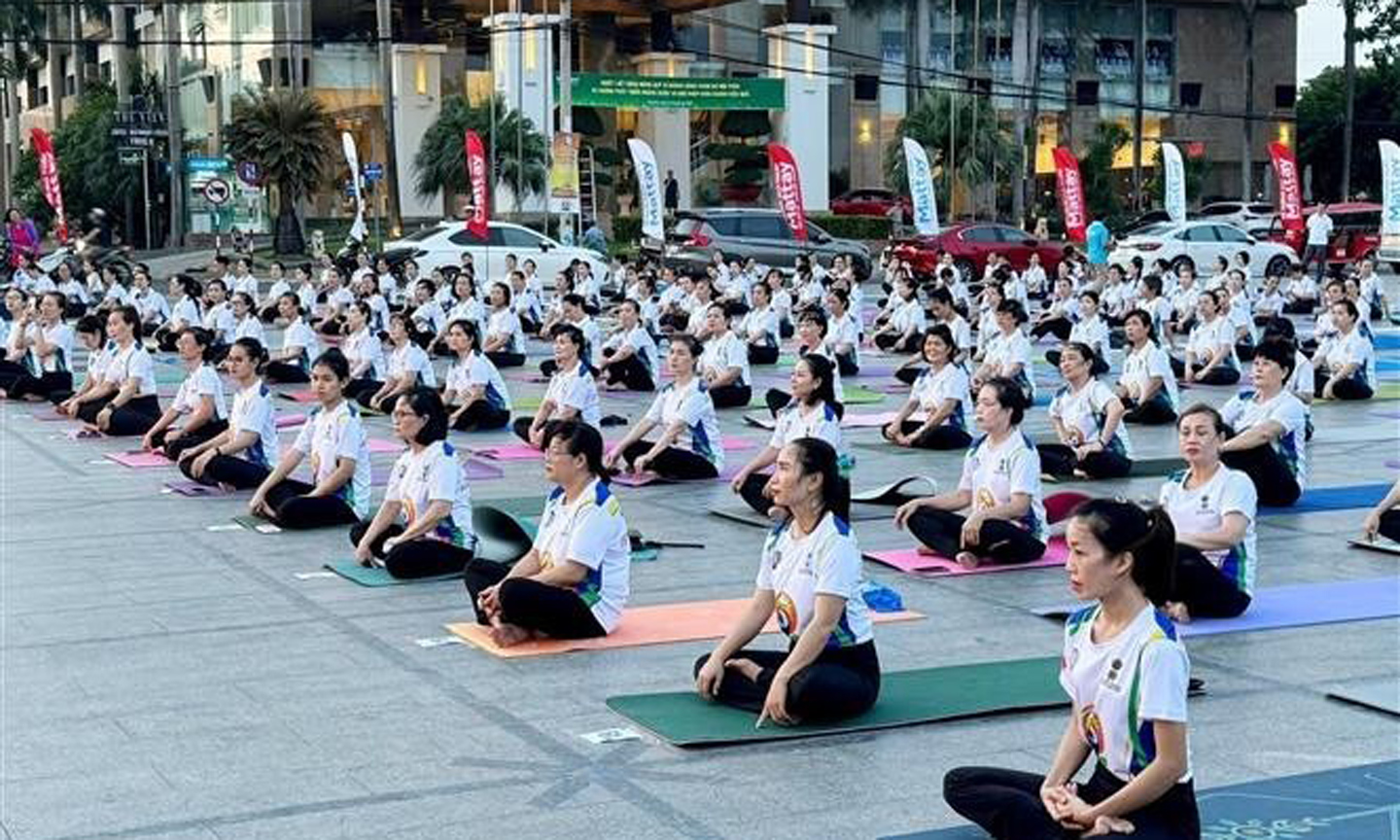 People attend the 10th International Yoga Day in Quy Nhon city, the central province of Binh Dinh on August 17. (Photo: VNA).