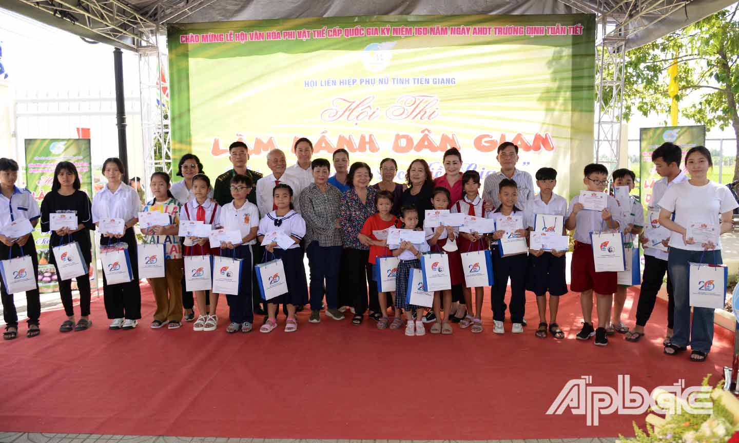 Đoàn trao học bổng cho các em học sinh. Ảnh: MINH THÀNH