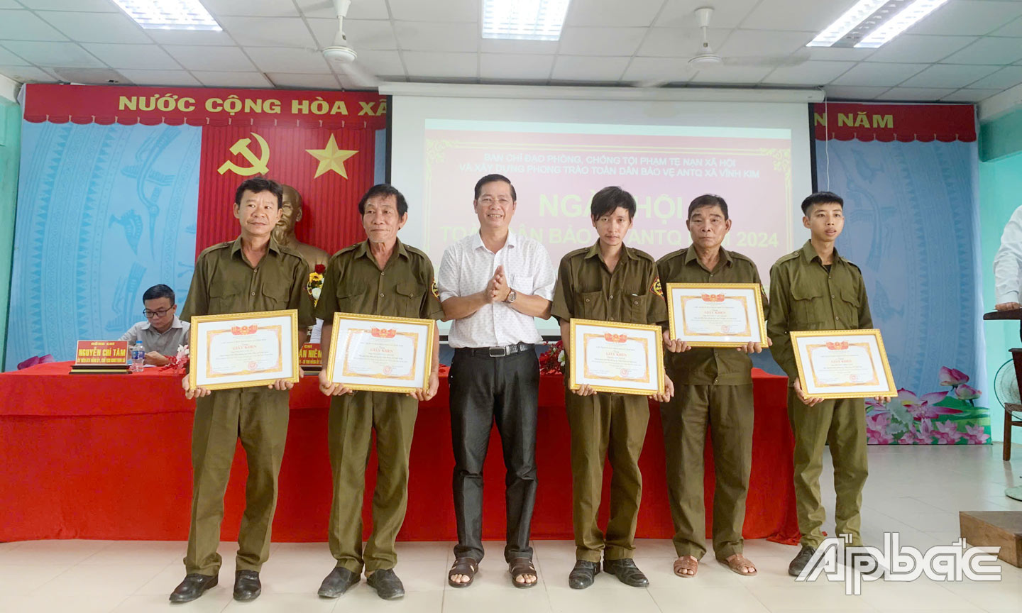 Trao Giấy khen cho cá nhân có thành tích trong phong trào “Toàn dân bảo vệ  an ninh Tổ quốc” tại xã Vĩnh Kim.