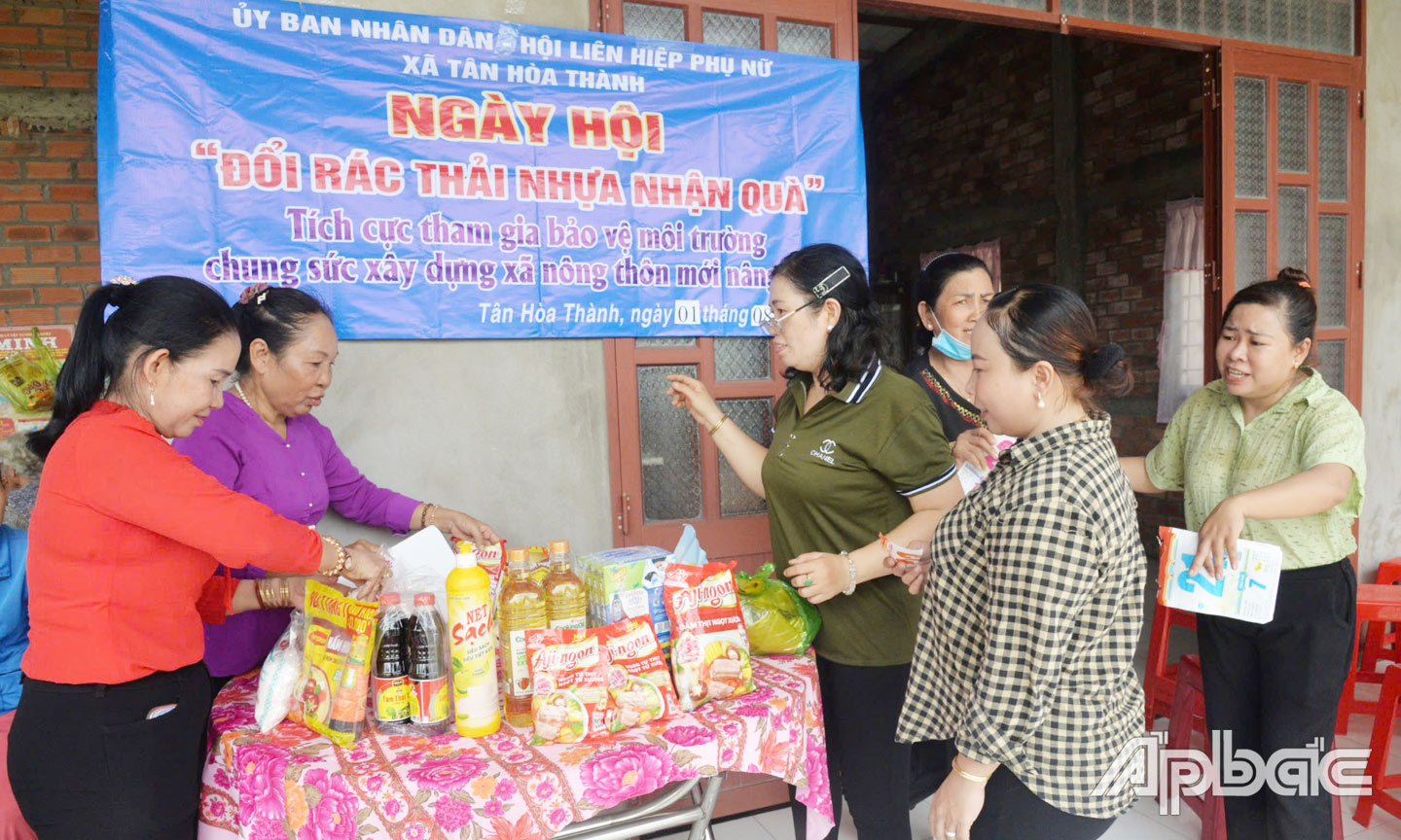 Hội LHPN xã Tân Hòa Thành với mô hình “Đổi rác thải nhựa nhận quà” tích cực bảo vệ môi trường, chung sức xây dựng xã NTM nâng cao.