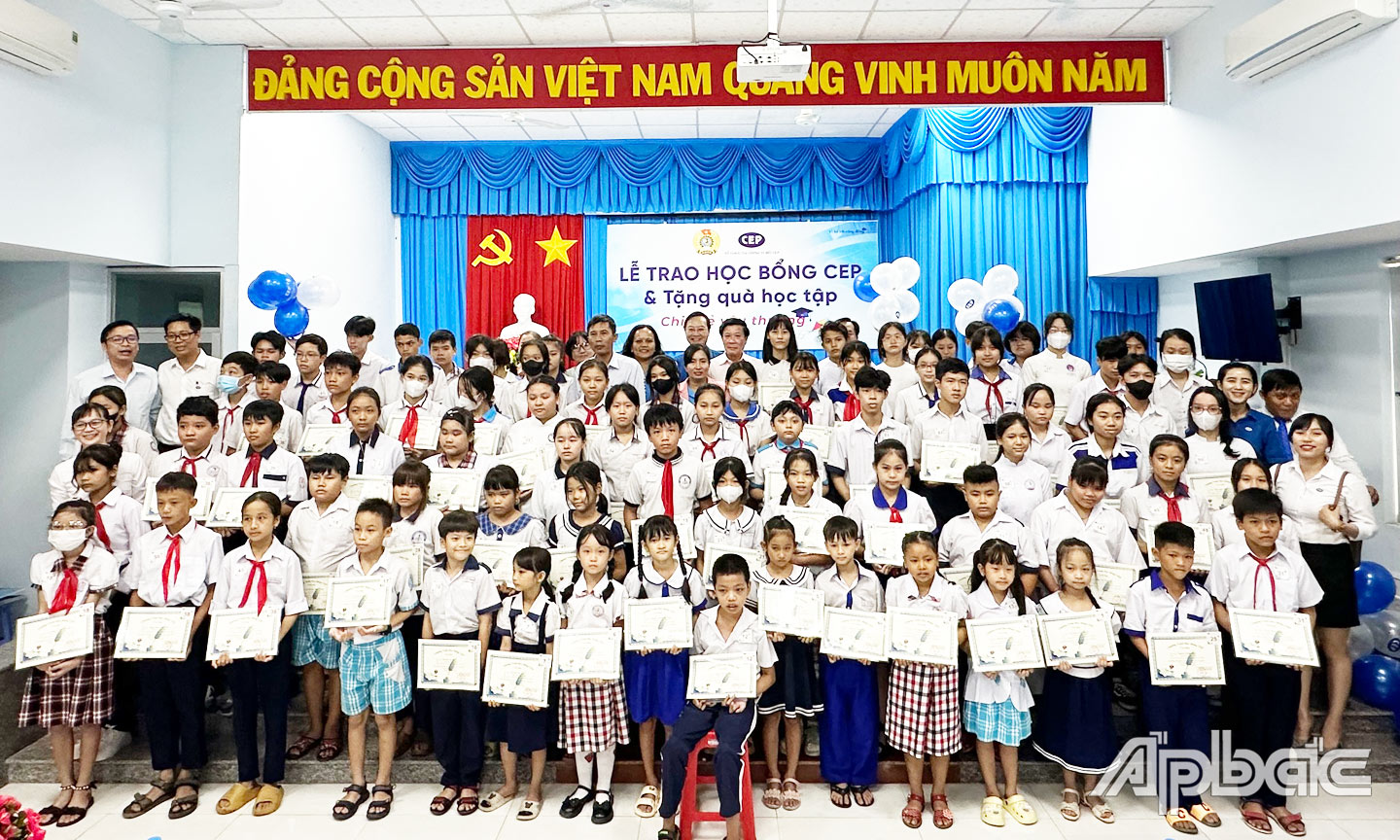 CEP - Chi nhánh Mỹ Tho trao học bổng CEP cho các em học sinh là con khách hàng CEP có hoàn cảnh khó khăn.