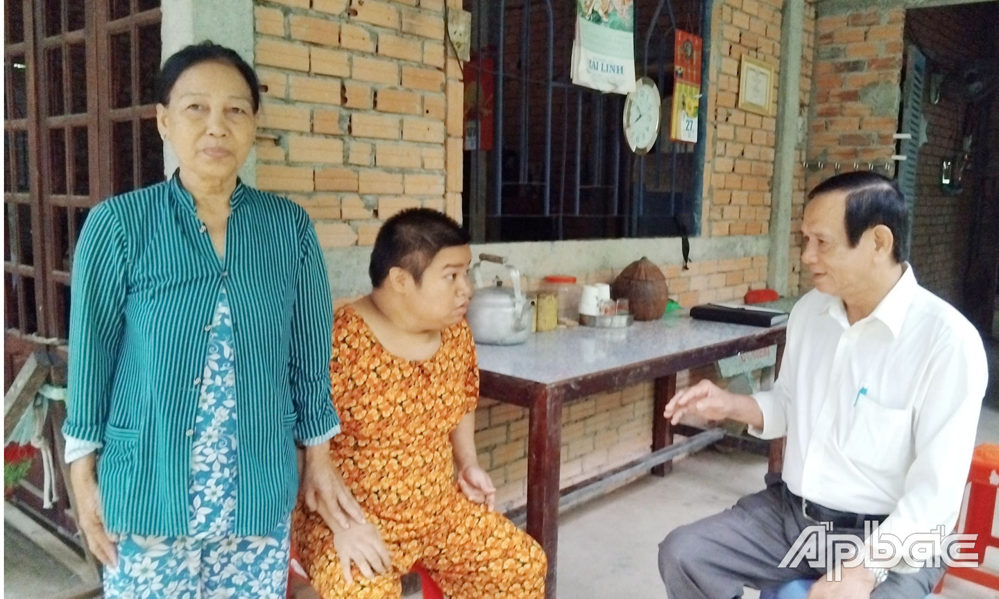  Ông Nguyễn Văn Hai, Chủ tịch Hội NNCĐDC xã Đông Hòa  thăm hỏi bà Hơn và người con gái là NNCĐDC bị dị tật, mắc bệnh tâm thần.