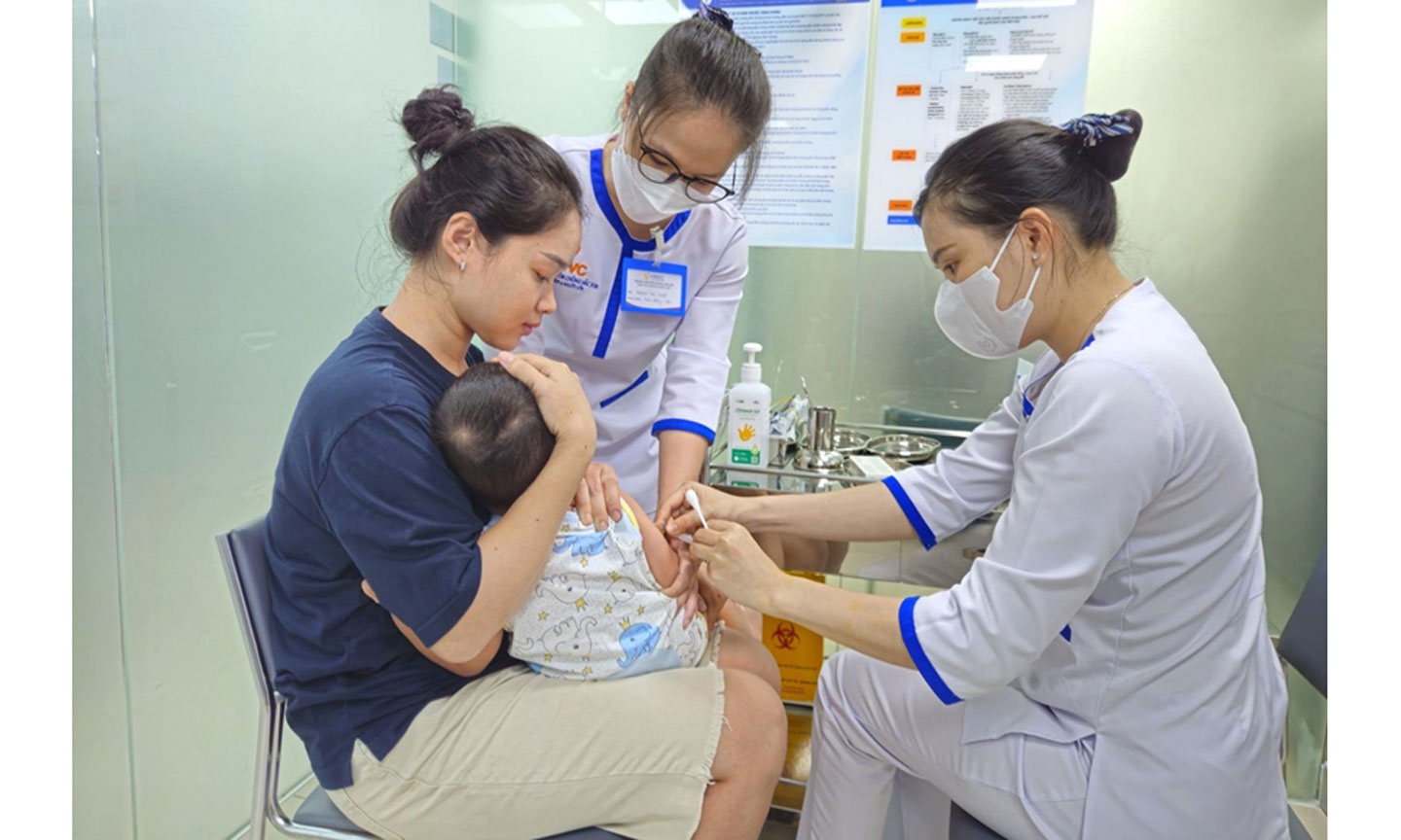 Tiêm vaccine phòng bệnh tại Hệ thống tiêm chủng VNVC. Ảnh: PHONG LAN 