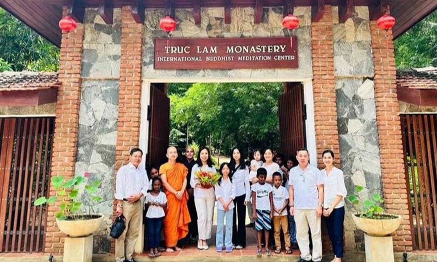 A delegation from the Vietnamese Embassy in Sri Lanka in a visit to the Truc Lam Zen Monastery (Photo: VNA).