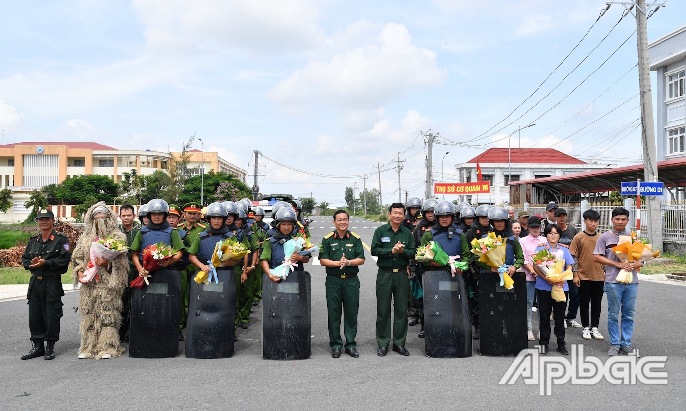 Đại tá Phạm Văn Thanh, Ủy viên Ban Thường vụ Tỉnh ủy, Chỉ huy trưởng Bộ CHQS tỉnh và đồng chí Bùi Thái Sơn, Bí thư Huyện ủy, Chủ tịch UBND huyện Tân Phú Đông tặng quà, động viên cho lực lượng Công an hoàn thành nhiệm vụ thực binh.