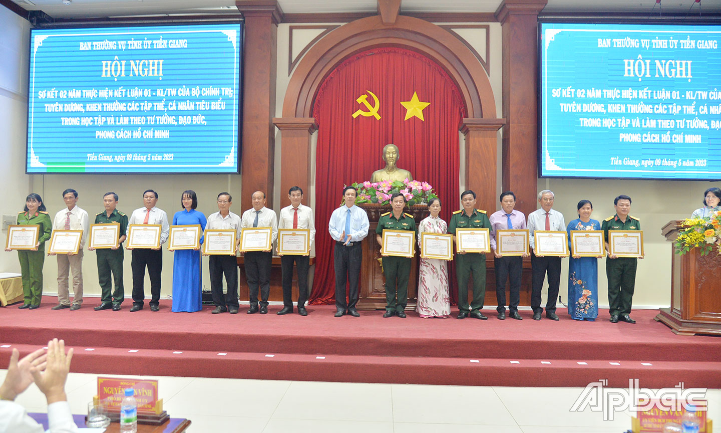 Ủy viên Ban Chấp hành Trung ương Đảng, Bí thư Tỉnh ủy, Trưởng đoàn Đại biểu Quốc hội tỉnh Tiền Giang Nguyễn Văn Danh trao Bằng khen cho các tập thể có thành tích tiêu biểu trong 2 năm thực hiện Kết luận 01 của Bộ Chính trị.              Ảnh: VĂN THẢO