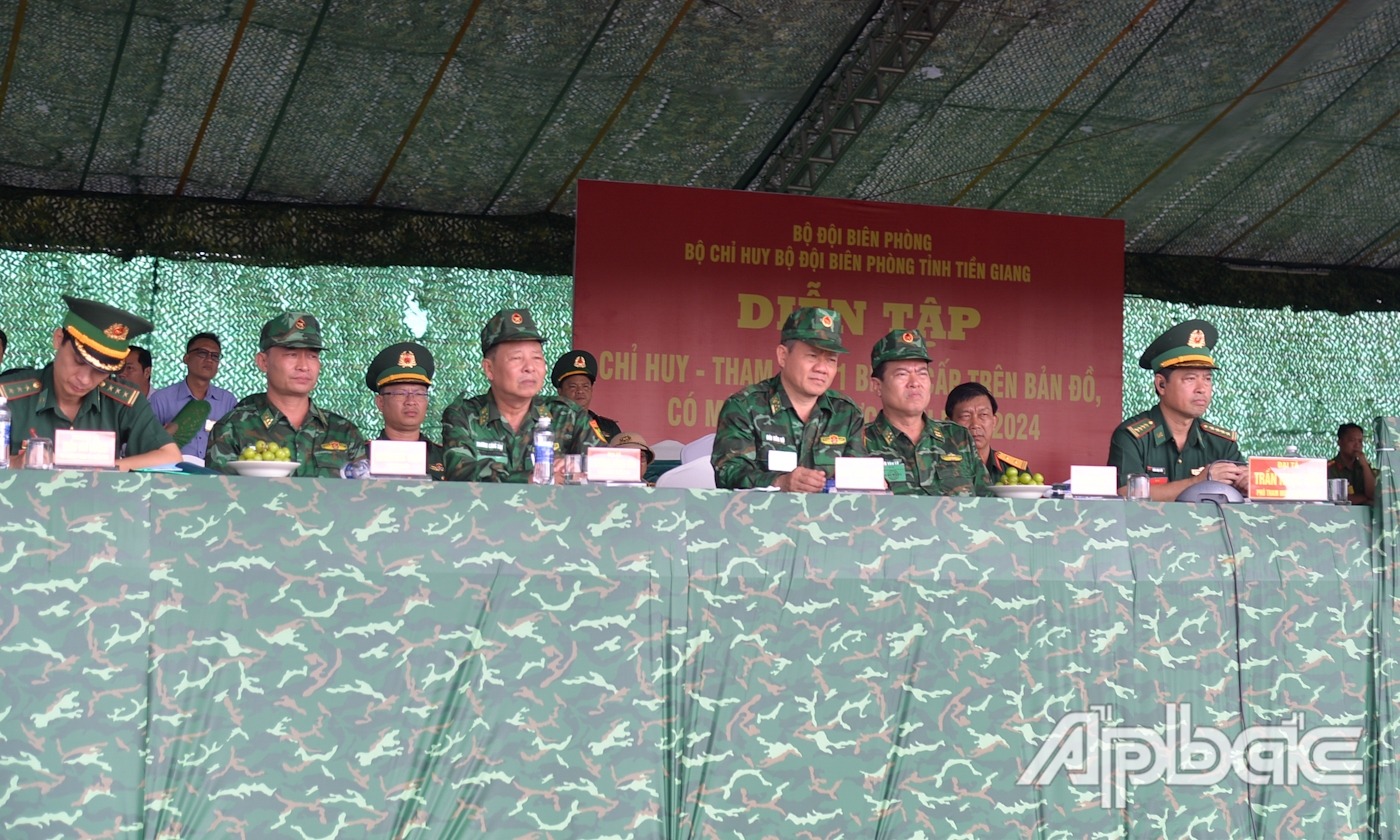  Đại tá Trần Ngọc Hữu, Phó Tham mưu trưởng BĐBP Việt Nam cùng các đại biểu tham quan diễn tập thực binh.