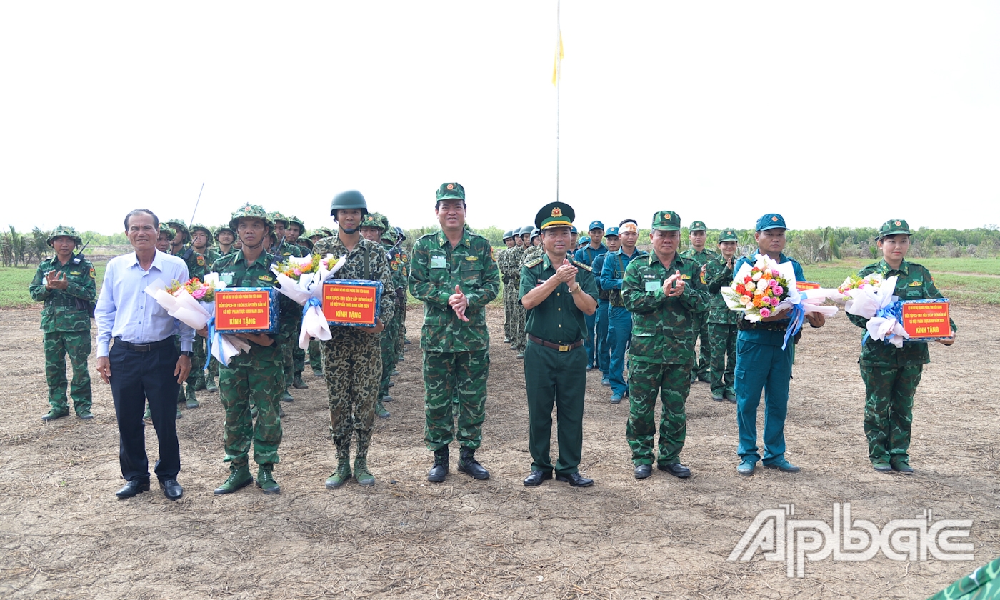 Lãnh đạo tặng hoa và quà động viên các lực lượng tham gia diễn tập thực binh.