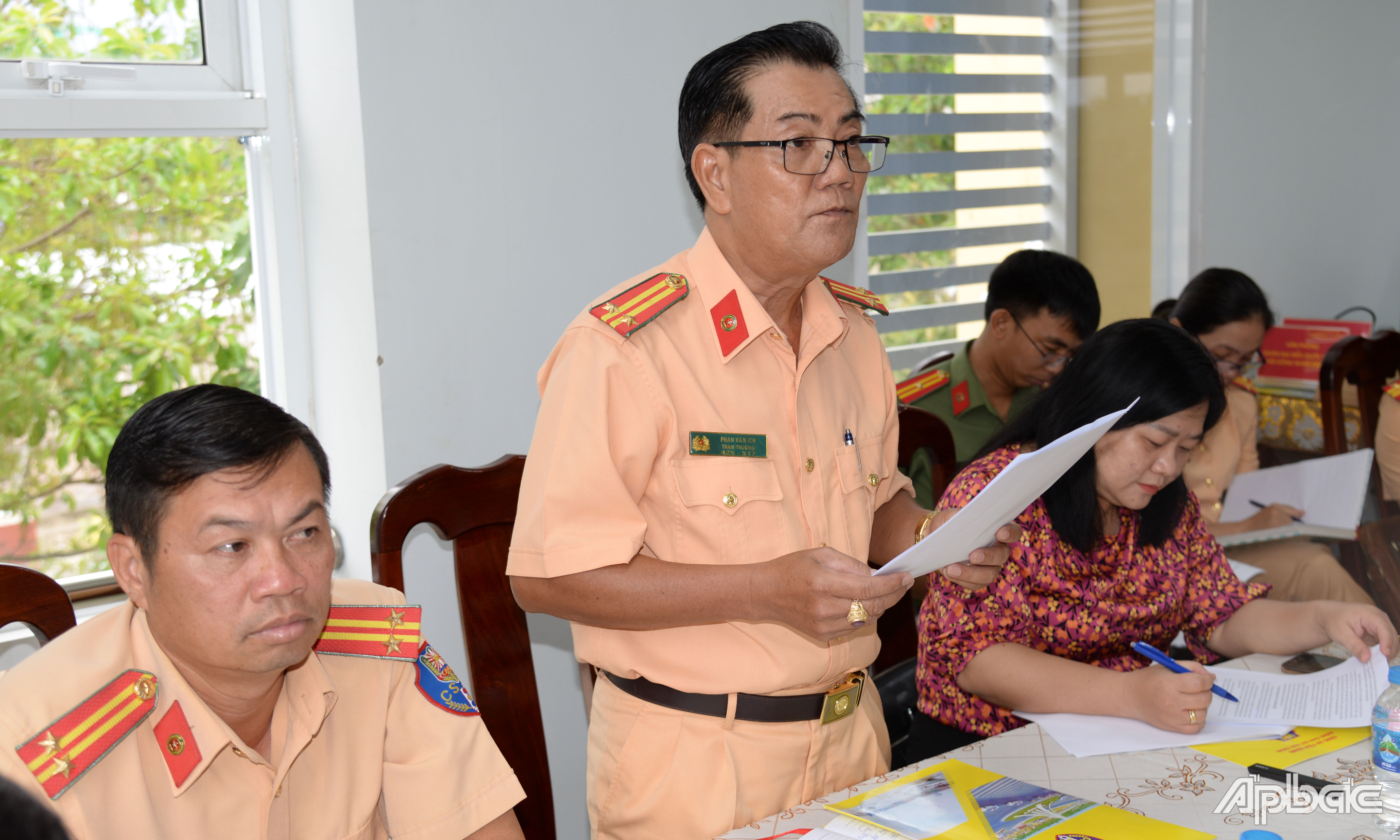 Trung tá Phan Văn Ích, Trạm trưởng Trạm CSĐT Vàm Kỳ Hôn báo cáo kết quả thực hiện chính sách pháp luật về đảm bảo TTATGT từ năm 2009 đến hết năm 2023.