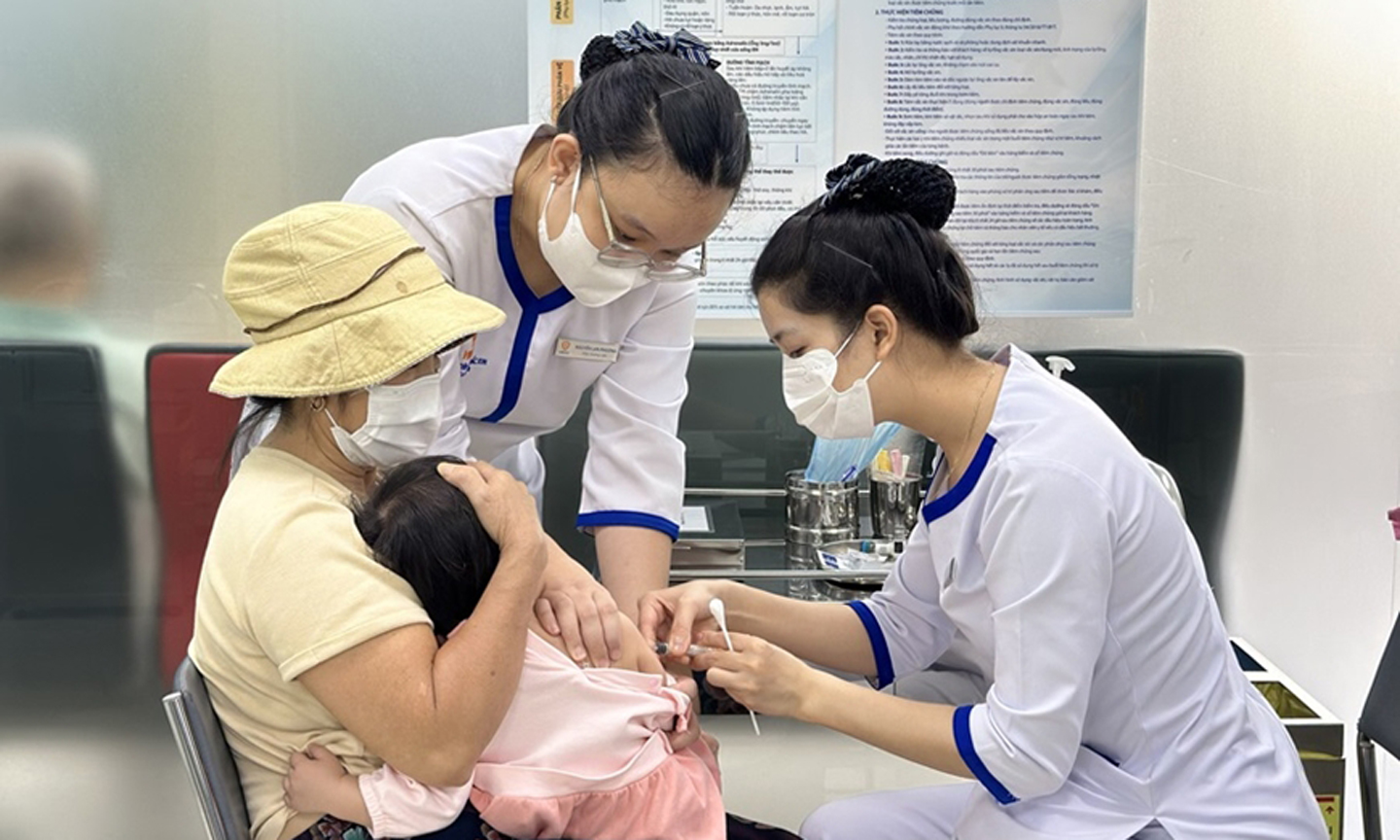 Tiêm vaccine phòng sởi cho trẻ tại Hệ thống tiêm chủng VNVC. Ảnh: PHONG LAN 