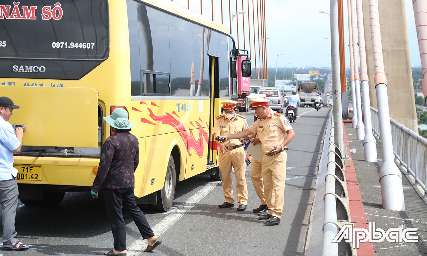 Ban chỉ huy Phòng CSGT cũng trực tiếp chỉ đạo tại hiện trường.