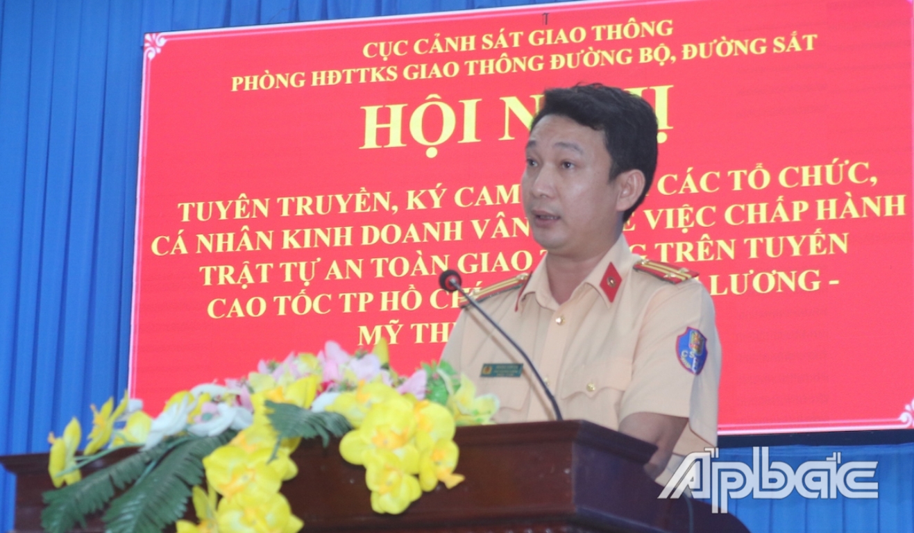 Trung tá Hoàng Sơn Ca, Phó trưởng Phòng Hướng dẫn tuần tra, kiểm soát giao thông đường bộ, đường sắt phát biểu tại hội nghị.