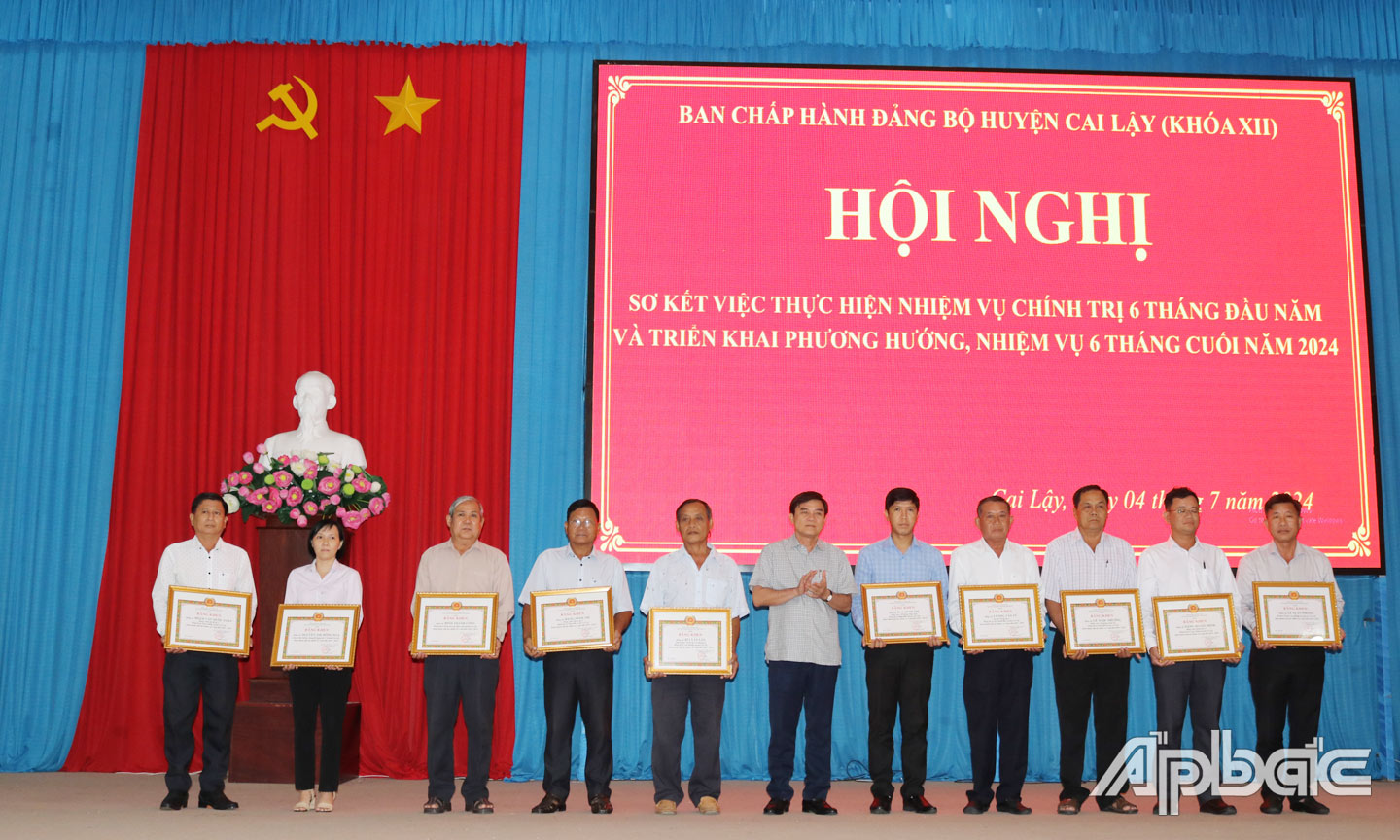 Ủy viên Ban Thường vụ, Trưởng Ban Nội chính Tỉnh ủy Nguyễn Văn Mười trao Bằng khen của Ban Thường vụ Tỉnh ủy cho các đảng viên Hoàn thành xuất sắc nhiệm vụ 5 năm liền (2019 - 2024).                                                                           Ảnh: QUẾ NGÂN