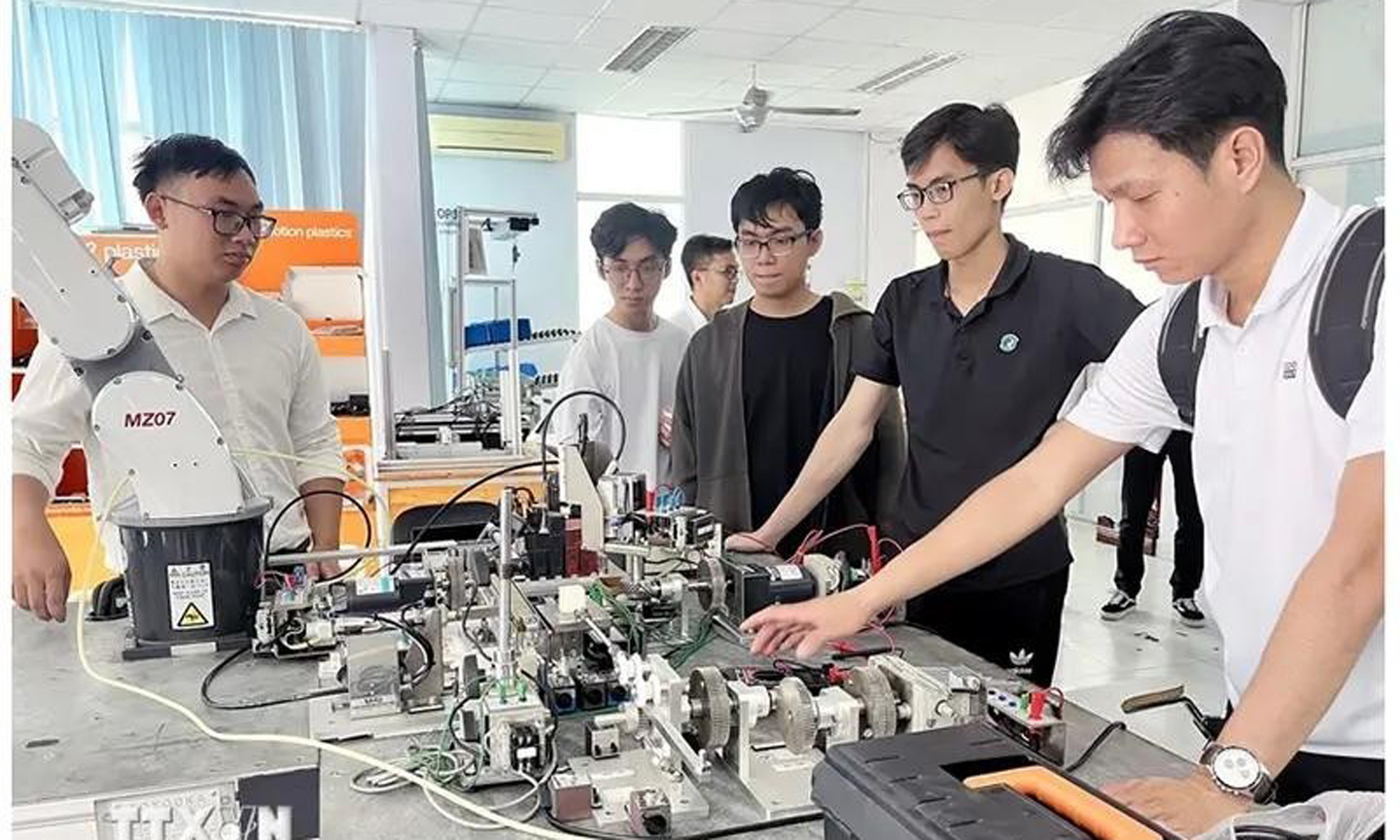 Students at the training centre of the Saigon Hi-Tech Park (Photo: VNA).