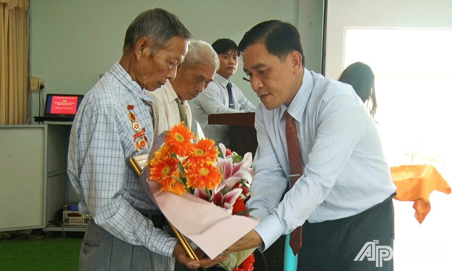 Đồng chí Ngô Huỳnh Quang Thái trao Huy hiệu 60 năm tuổi Đảng được trao cho hai đồng chí: Võ Minh Hùng