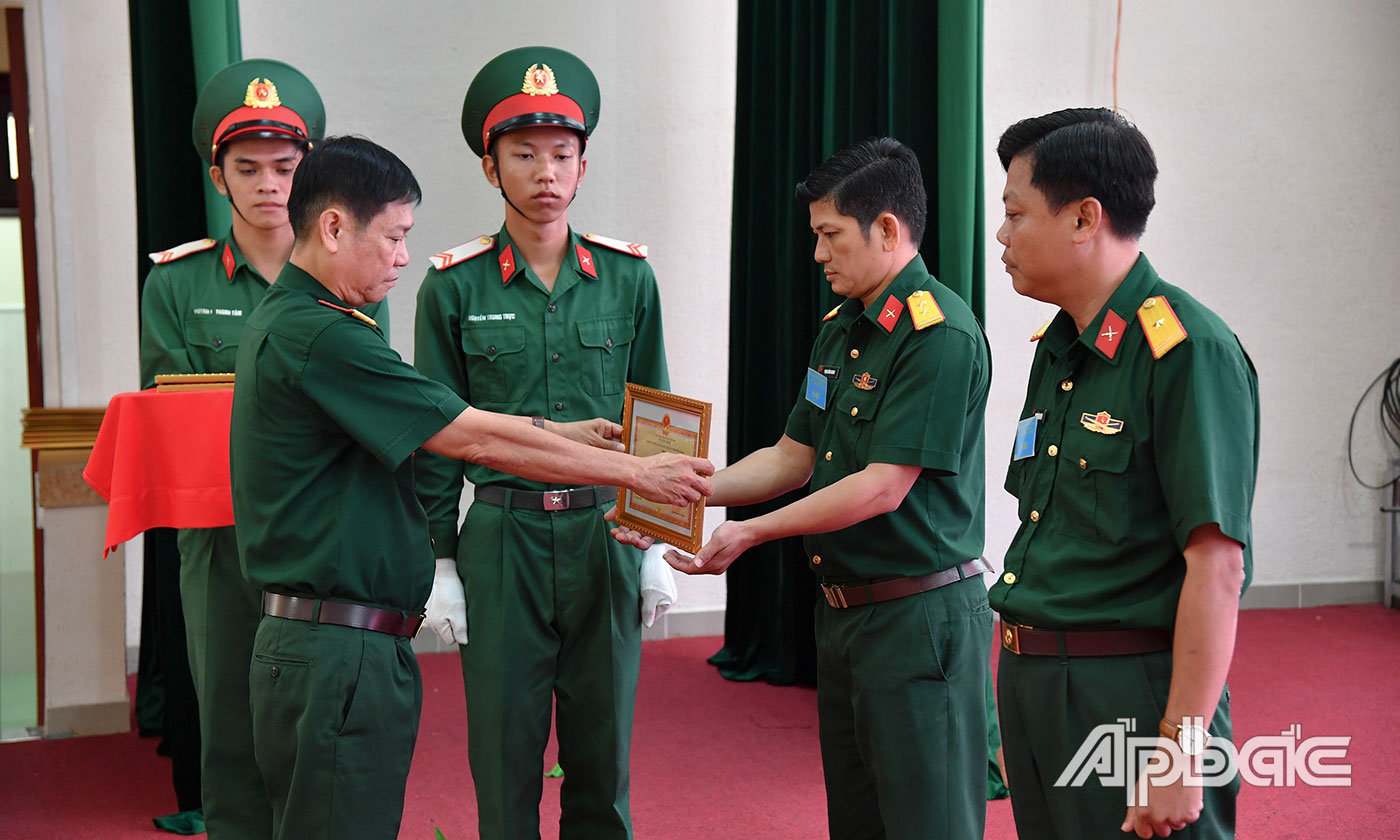 Đại tá Cao Văn Thảo, Phó Chính ủy Bộ CHQS tỉnh Tiền Giang tặng Giấy khen cho Ban CHQS TX. Cai Lậy.