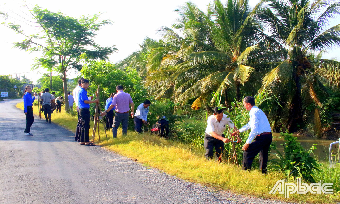 Hội Nông dân tỉnh Tiền Giang thực hiện công trình “Tuyến đường cây xanh nông dân”, góp phần vào quá trình xây dựng NTM tại địa phương.