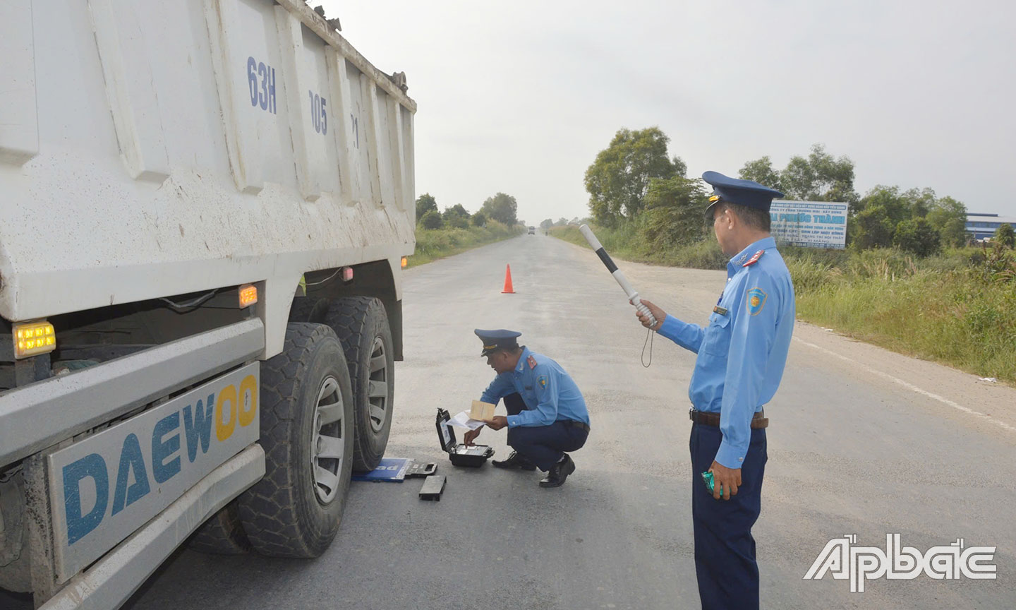 Thanh tra Sở GTVT tỉnh thực hiện công tác kiểm tra tải trọng xe.  Ảnh: MINH THÀNH