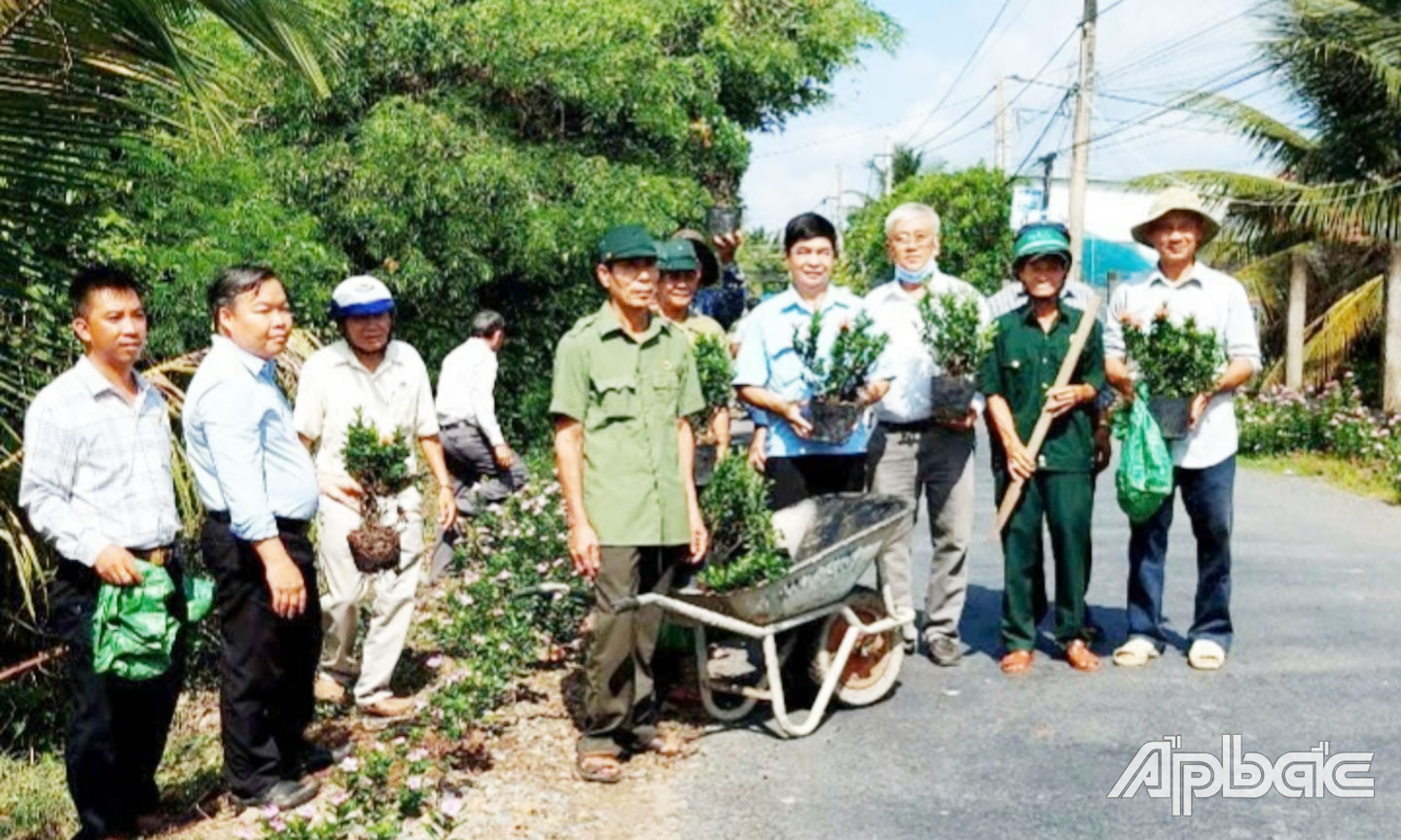 Ra quân trồng, chăm sóc tuyến đường hoa.