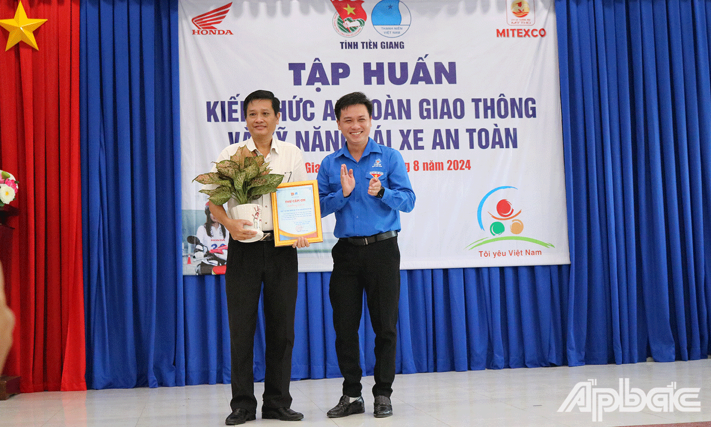 Ban Thường vụ Tỉnh Đoàn - Ban Thư ký Ủy Ban Hội LHTN Việt Nam tỉnh Tiền Giang.thư cảm ơn và quà lưu niệm 