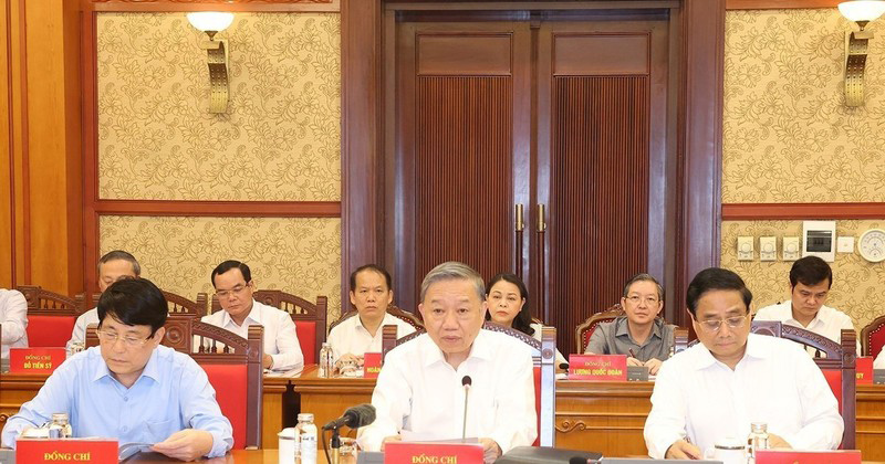 Party General Secretary and State President To Lam (centre) speaks at the meeting of the sub-committee for documents of the 14th National Party Congress on August 27. (Photo: NDO/Dang Khoa).