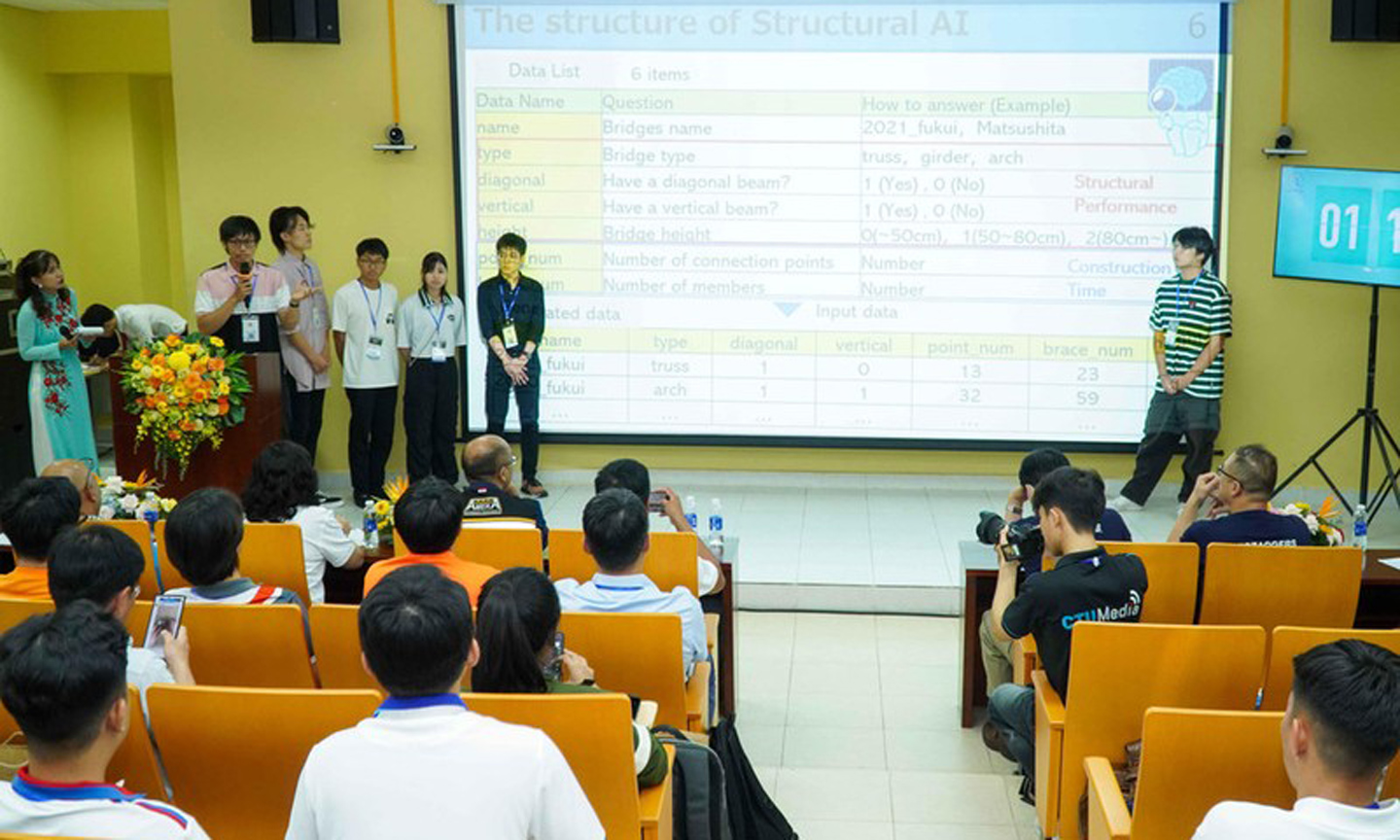 Participating teams present their design ideas at the competition (Photo: VNA).