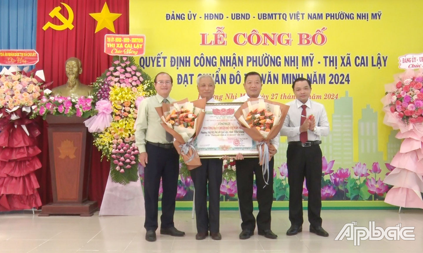Ong Pham Van Van va ong Tran Van Thuc trao quyet dinh cong nhan va tang hoa chuc mung