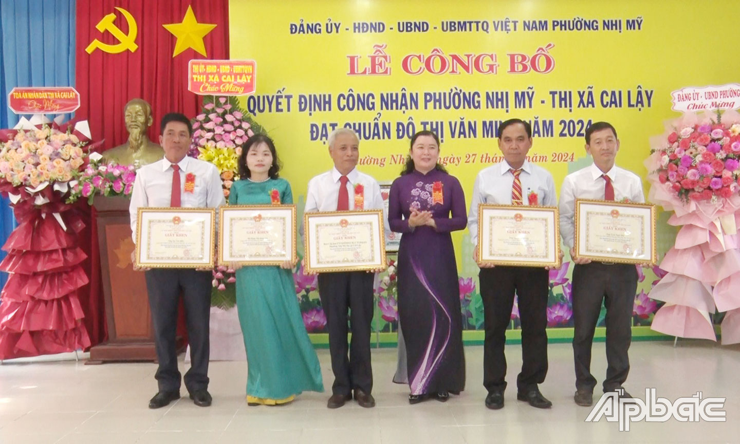 Ba Vo Thi Bup trao giay khen cua UBND TXCL cac tap the va ca nhan co thanh tich trong xay dung phuong dat chuan do thi van minh