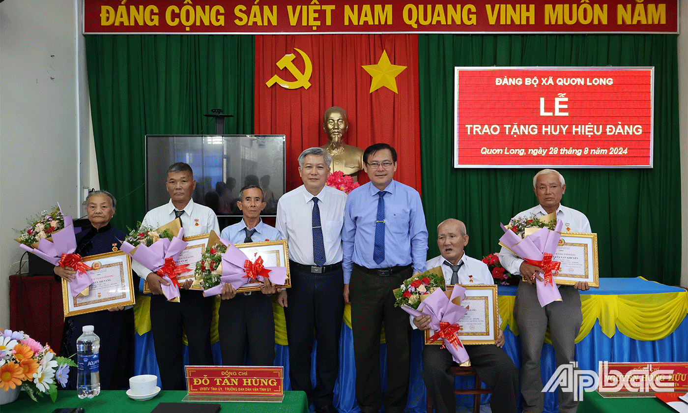 Trao Huy hiệu Đảng cho đảng viên xã Quơn Long.