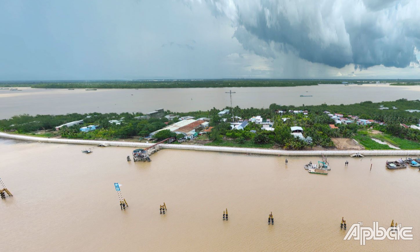 Kè phòng, chống sạt lở bờ sông Tiền đoạn cù lao Tân Long nhìn từ trên cao.