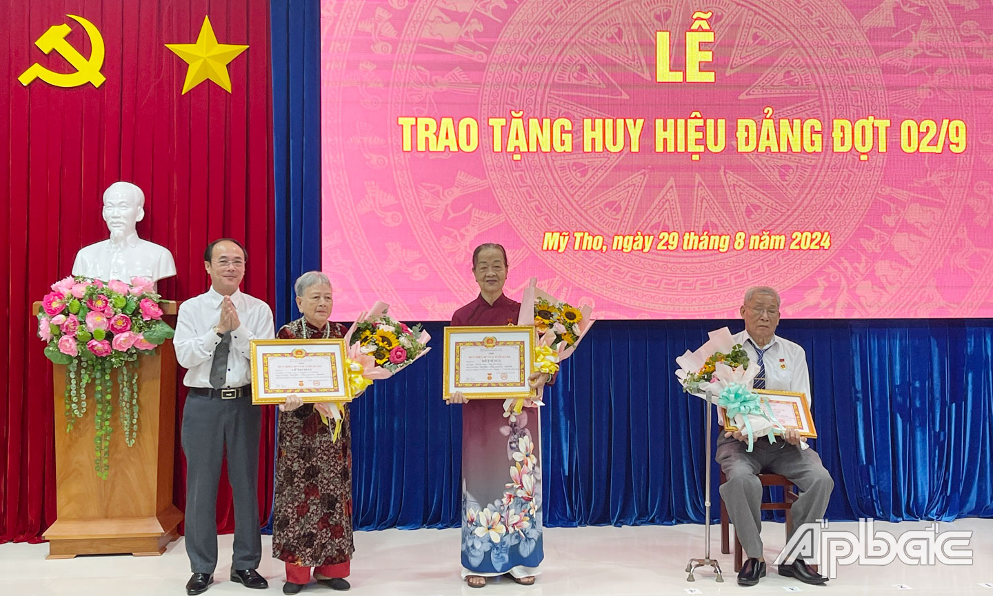 Đồng chí Trần Kim Trát trao Huy hiệu Đảng cho các đảng viên