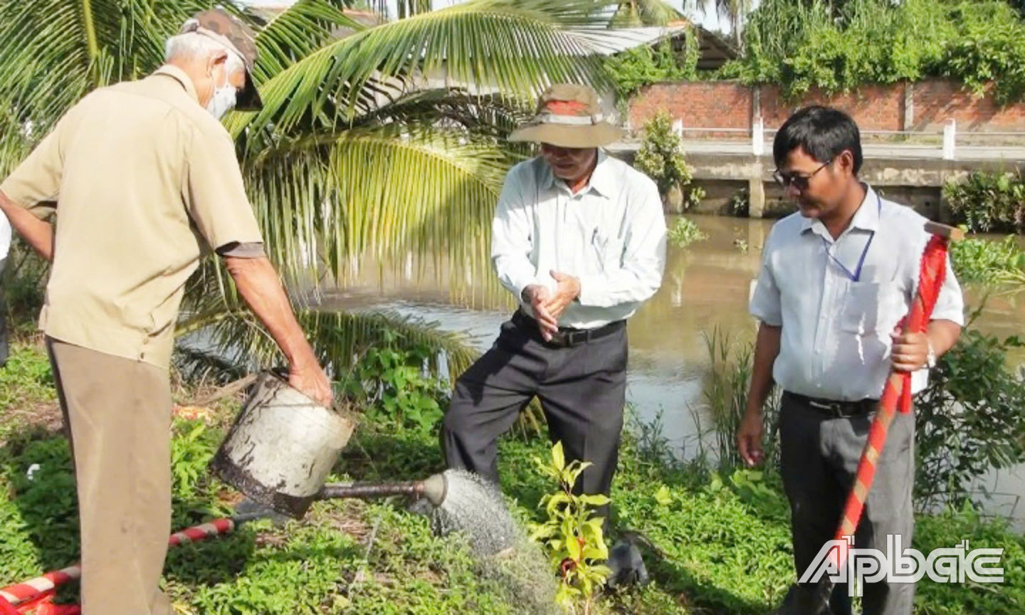 Chính quyền và nhân dân đồng lòng xây dựng NTM (ảnh chụp tại xã Hậu Mỹ Phú, huyện Cái Bè).