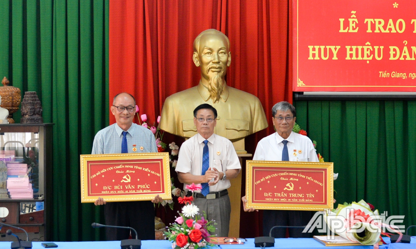 Đại tá Phan Hùng Mãnh, Bí thư Đảng đoàn, Bí thư Chi bộ Chủ tịch Hội Cựu Chiến binh tỉnh tặng quà cho 2 đảng viên.