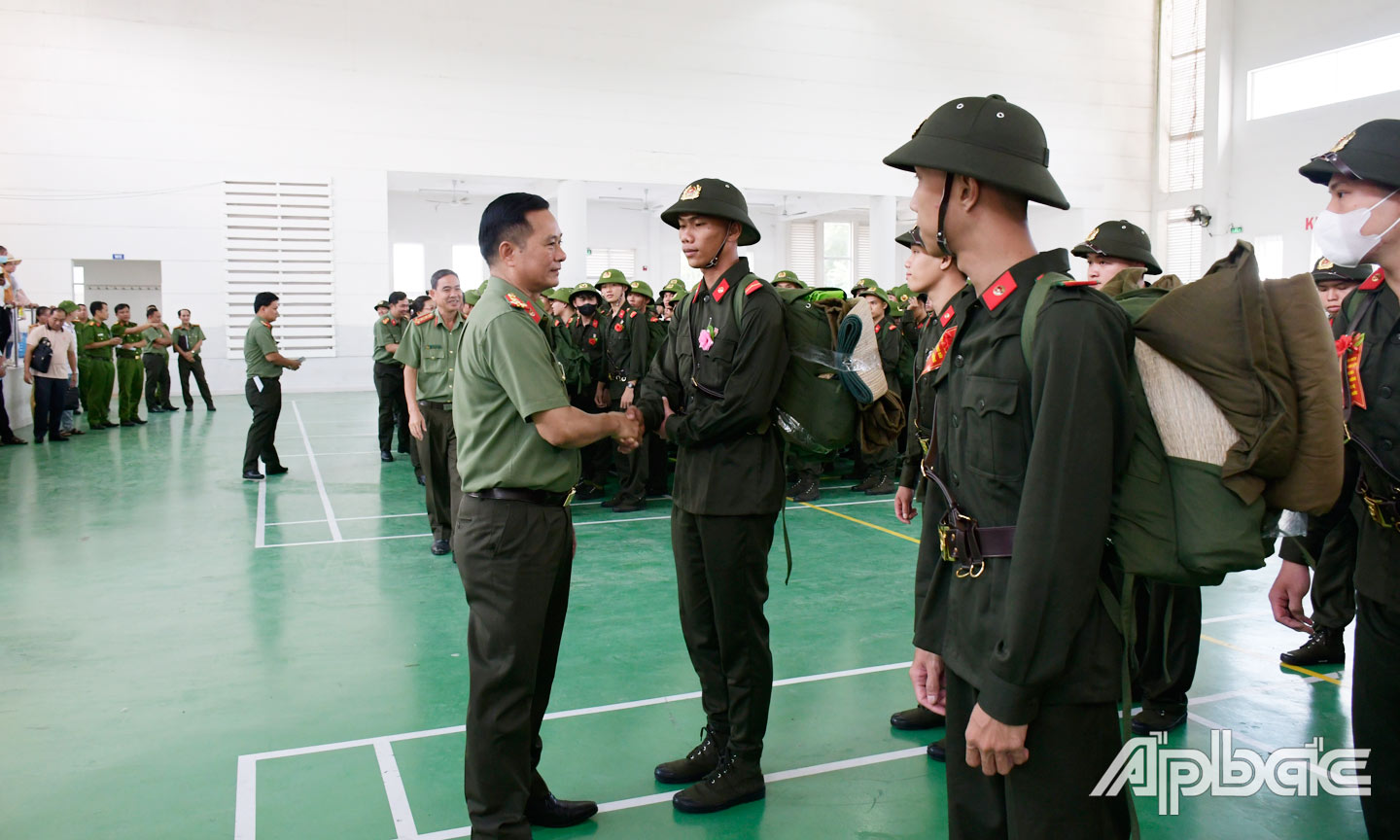 Đại tá Nguyễn Hồng Khắc, Phó Giám đốc Công an tỉnh chào mừng, động viên chiến sĩ thực hiện nghĩa vụ tham gia CAND năm 2024 trong ngày nhập ngũ.                                                    Ảnh: Thanh Việt