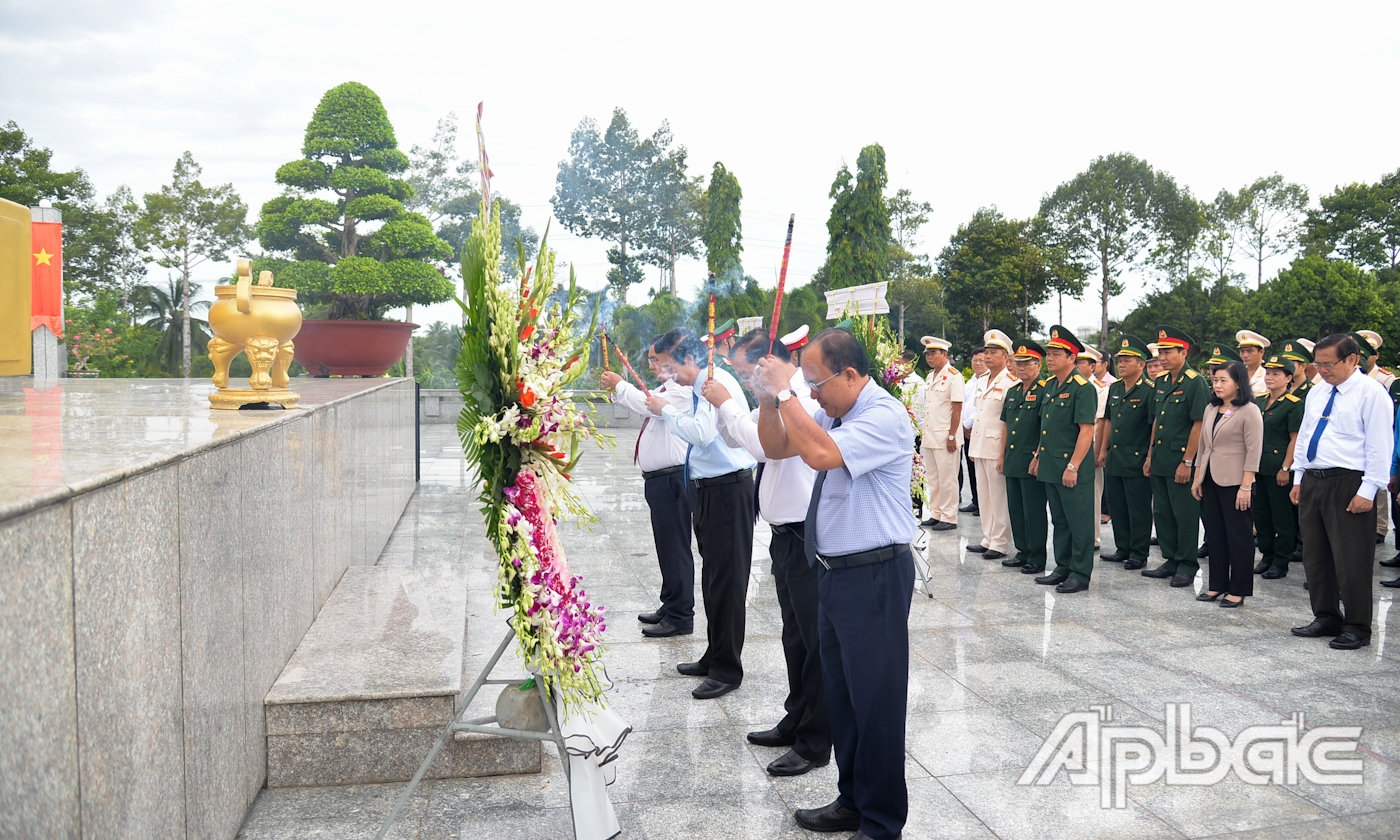 Lãnh đạo tỉnh thắp hương tại Đài tưởng niệm Nghĩa trang Liệt sĩ tỉnh.