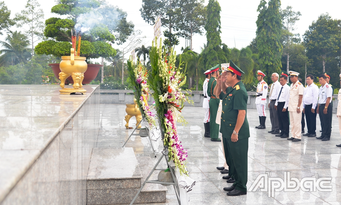 Lực lượng vũ trang và Hội Cựu chiến binh tỉnh thắp hương tại Đài tưởng niệm Nghĩa trang Liệt sĩ tỉnh.