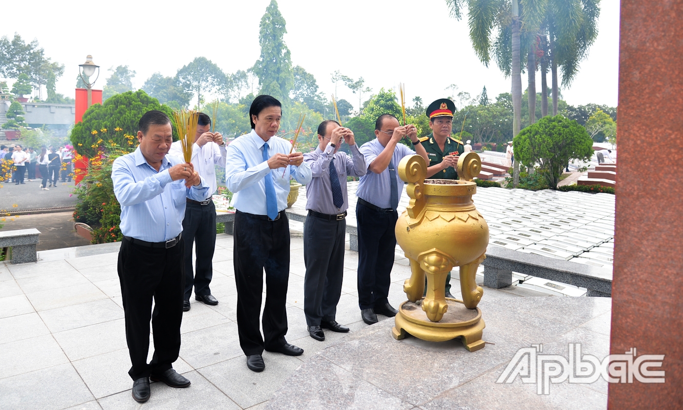 Lãnh đạo tỉnh thắp hương tại Bia Liệt sĩ vô danh.