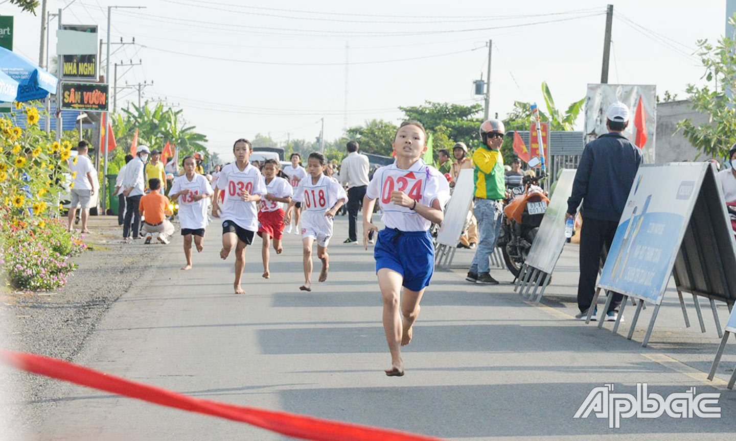 Phong trào TDTT quần chúng Tiền Giang ngày càng phát triển. Ảnh: Vận động viên tham dự Giải Việt dã Báo Ấp Bắc lần thứ 39 năm 2024.