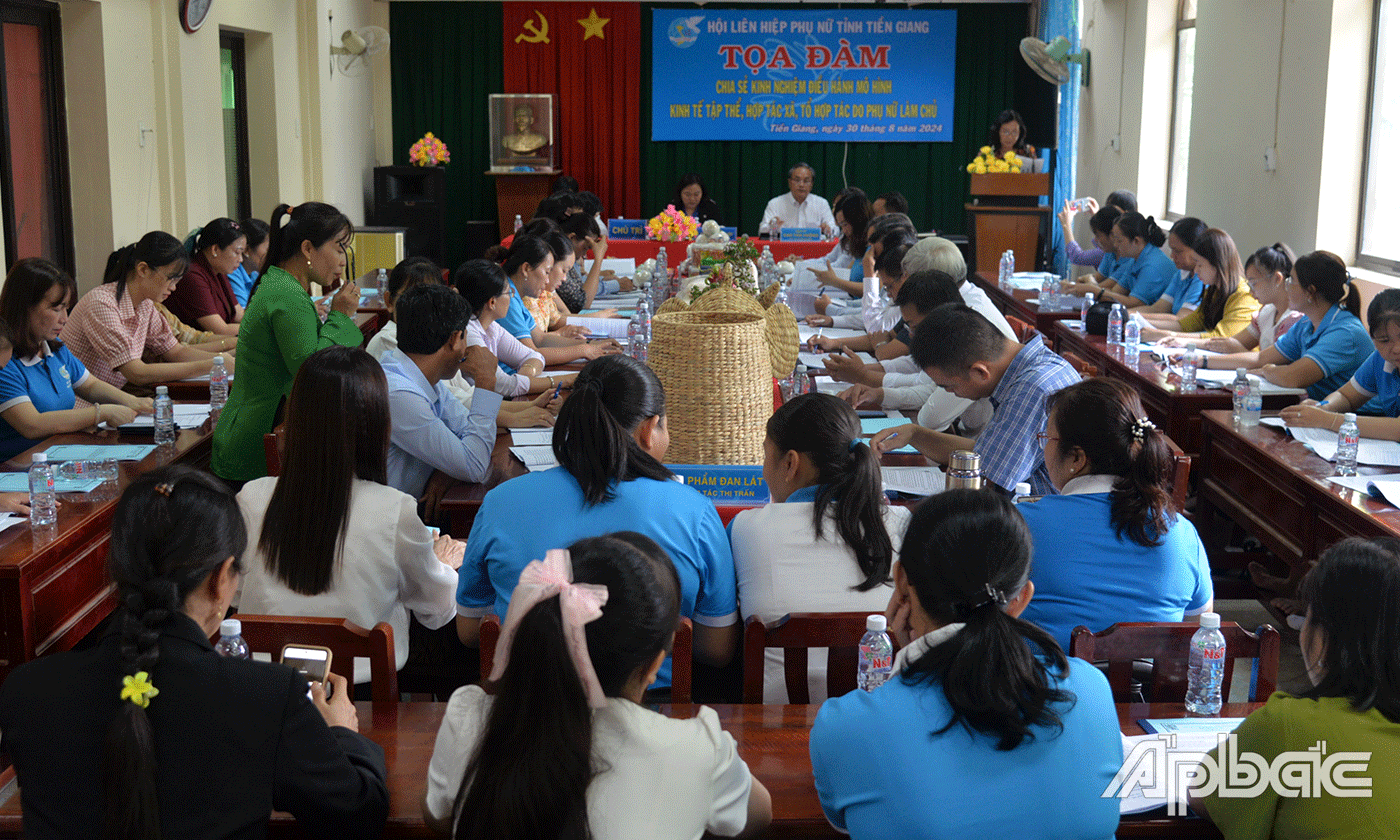 Quang cảnh buổi toạ đàm.