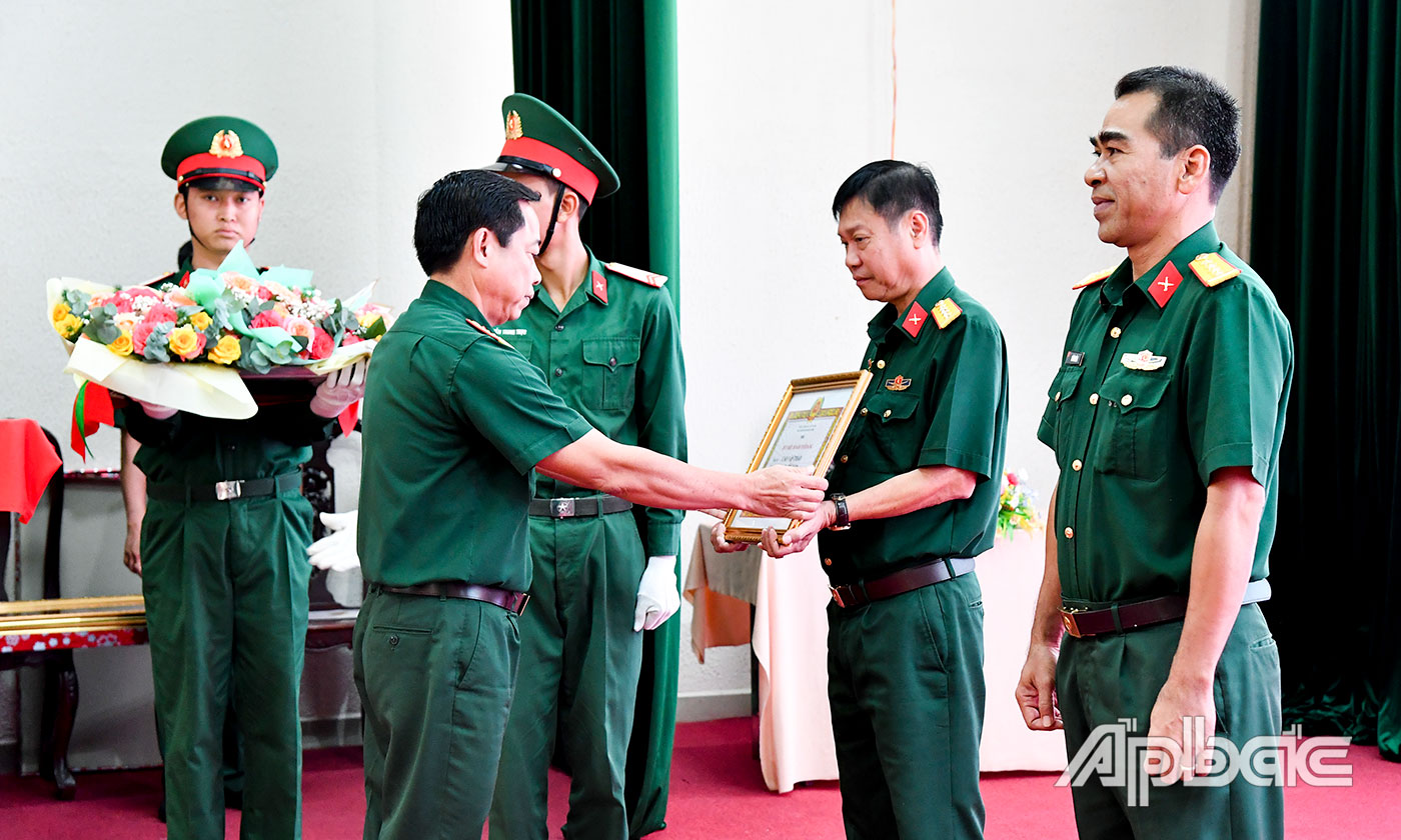 Đại tá Mai Văn Hòa, Tỉnh ủy viên, Phó Bí thư Thường trực Đảng ủy Quân sự, Chính ủy Bộ CHQS tỉnh Tiền Giang trao Quyết định tặng Huy hiệu 30 năm tuổi Đảng cho Đại tá Cao Văn Thảo.