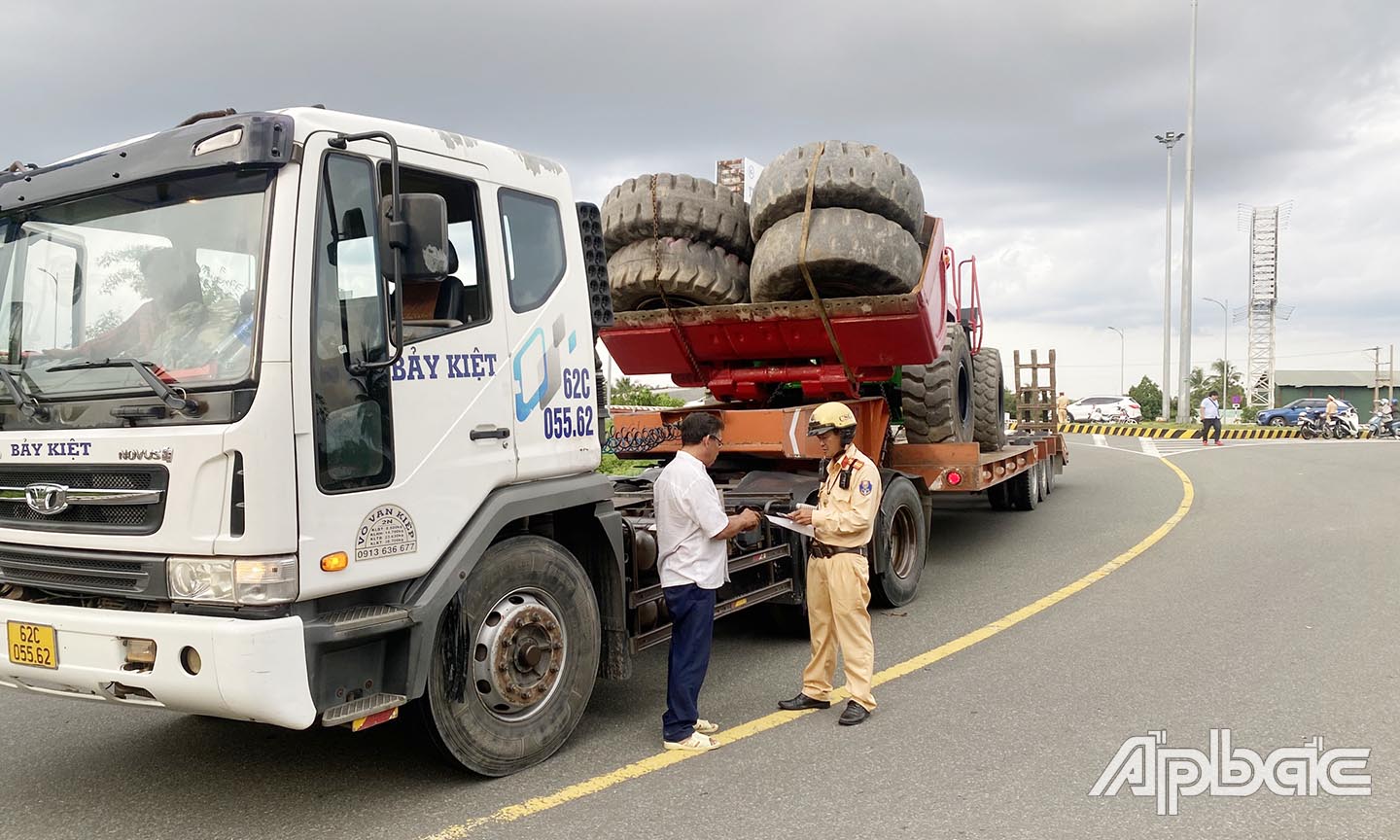 Xử lý phương tiện 3 trục vượt qua cầu Rạch Miễu vào khung giờ cấm.