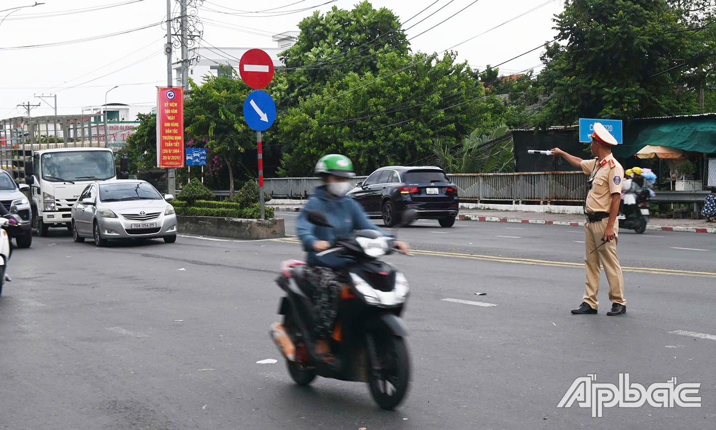 Kiên quyết xử lý xe chạy lấn làn đường.