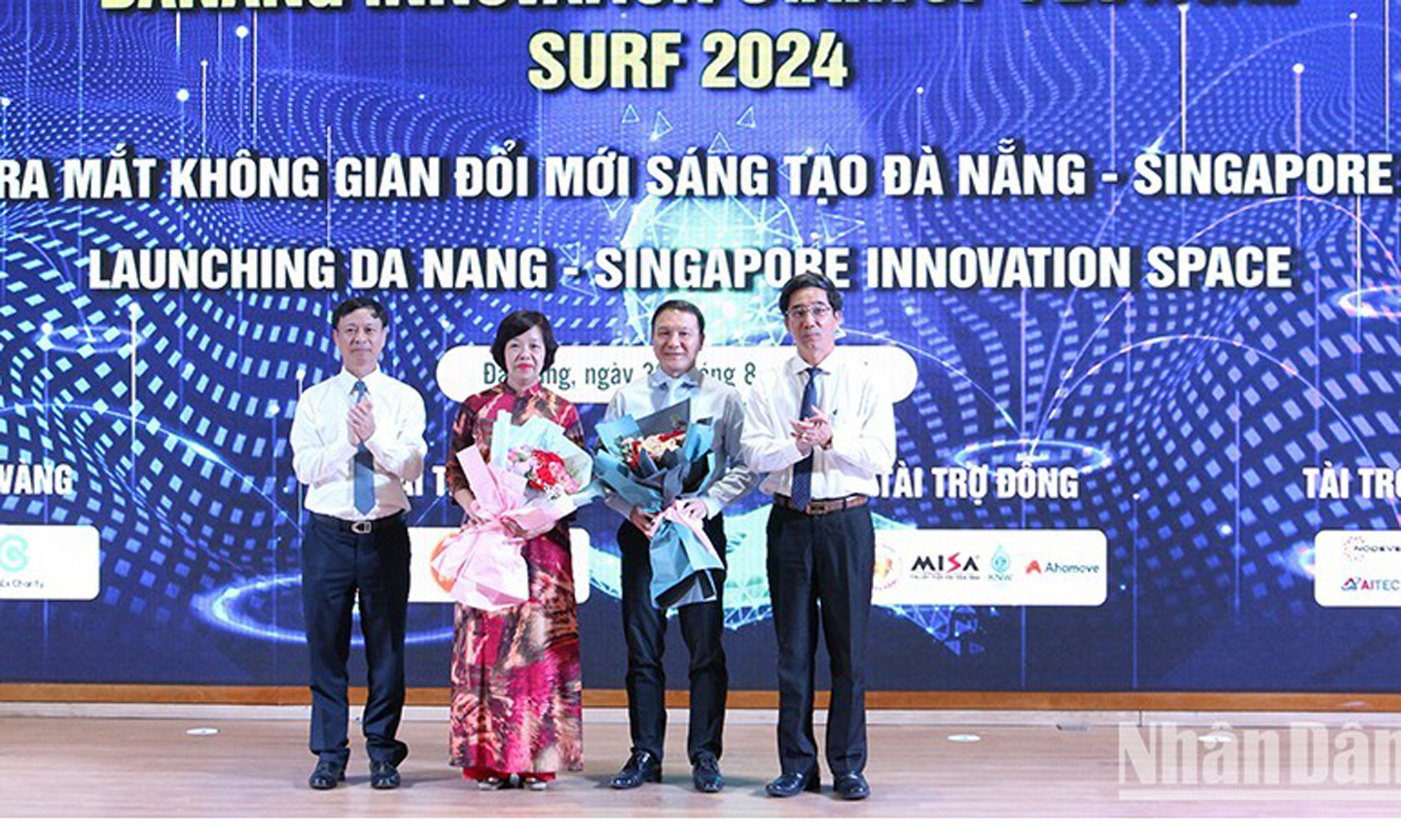 At the launch ceremony of Da Nang – Singapore Innovation Space.