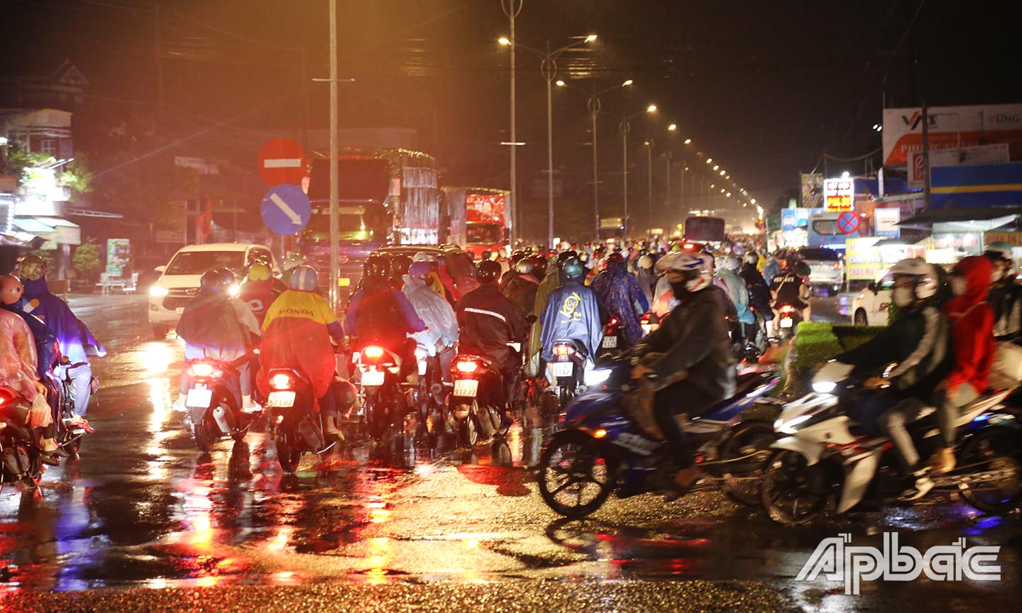 Phương tiện đông đúc tại ngã tư Lương Phú.