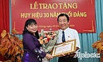 Nghệ nhân Ưu tú, soạn giả Huỳnh Anh nhận Huy hiệu 30 năm tuổi Đảng