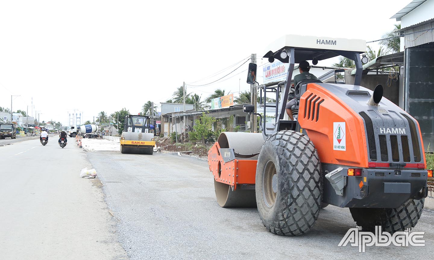 Hàng chục xe lu, xe xúc đang nỗ lực thi công hoàn thành cho kịp tiến độ.